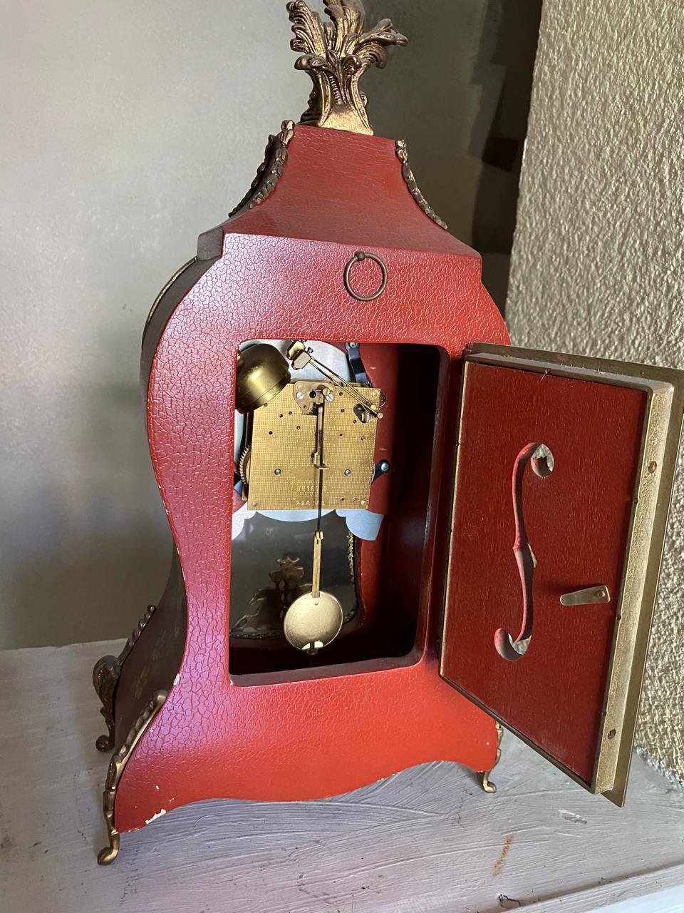 Antiguo Reloj Imperial con mecanismo de pendulo, cuerda de 8 dias, madera pintado a mano.