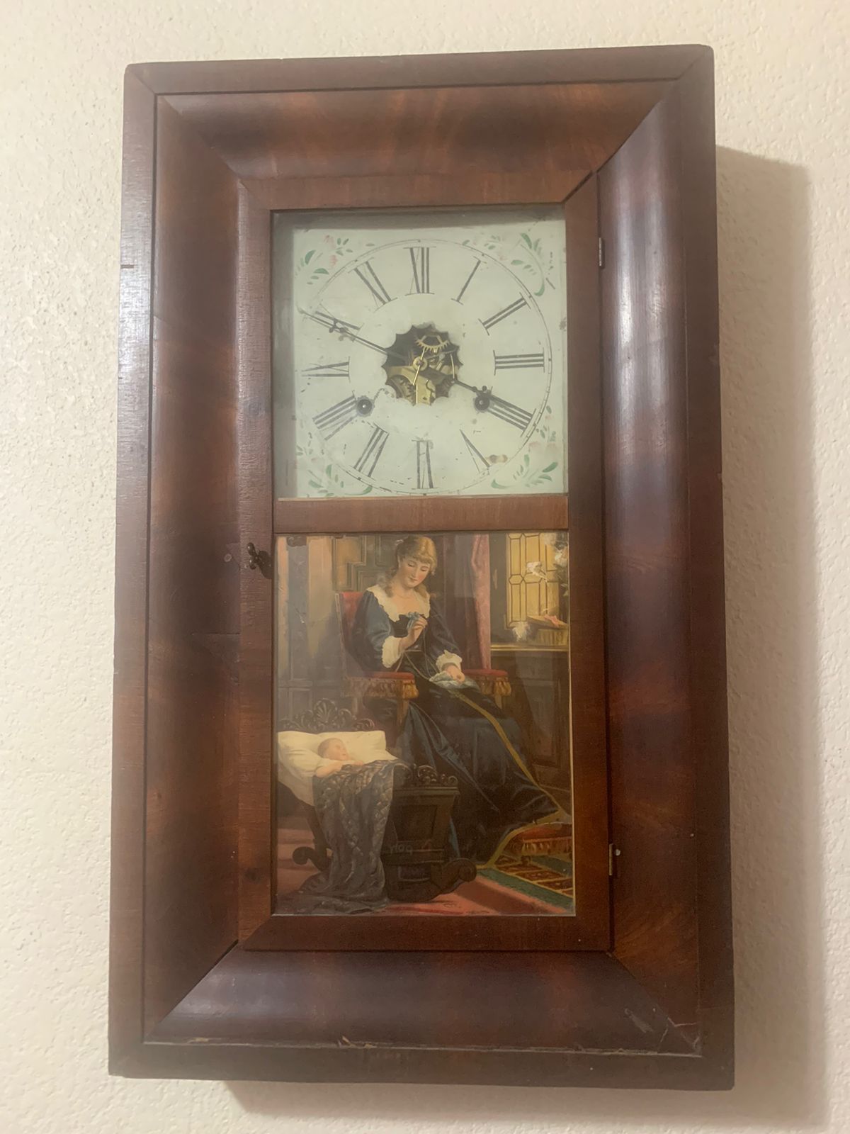 Reloj de pared antiguo en madera con mecanismo de pesas, hecho en USA