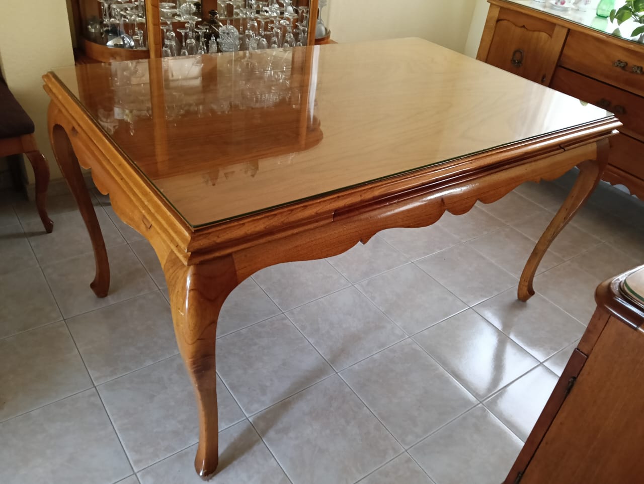 Comedor clásico de madera compuesto de 8 piezas