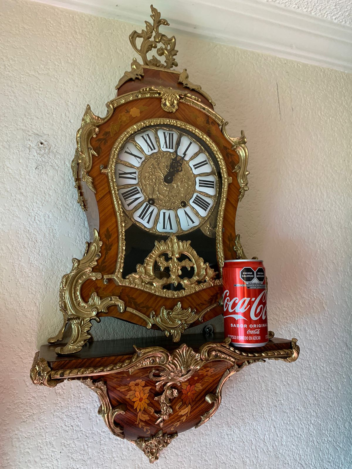 Antiguo Reloj Imperial alemán, mecánico fabricado en madera y repisa del mismo estilo en madera