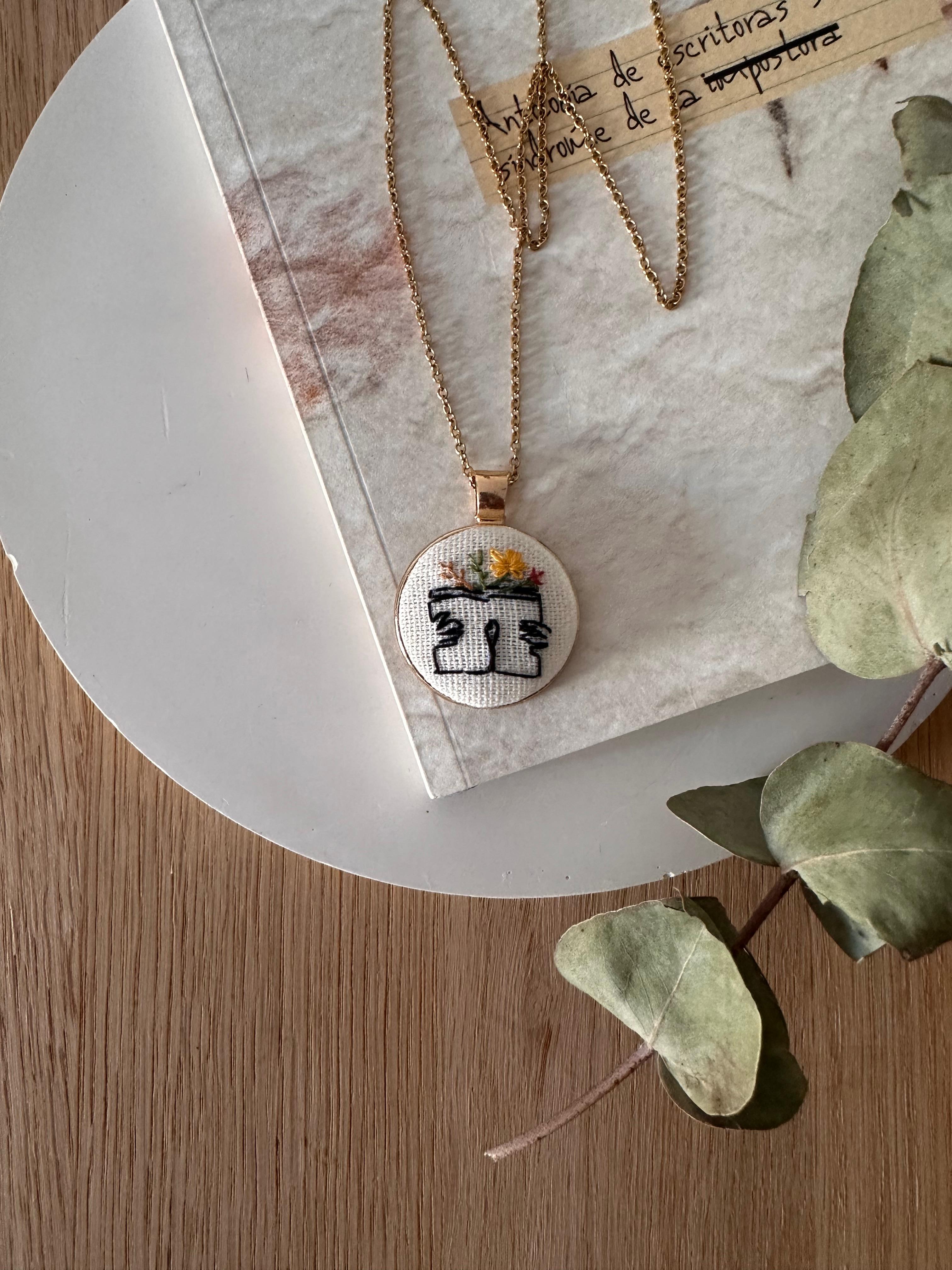 Colgante bordado a mano
