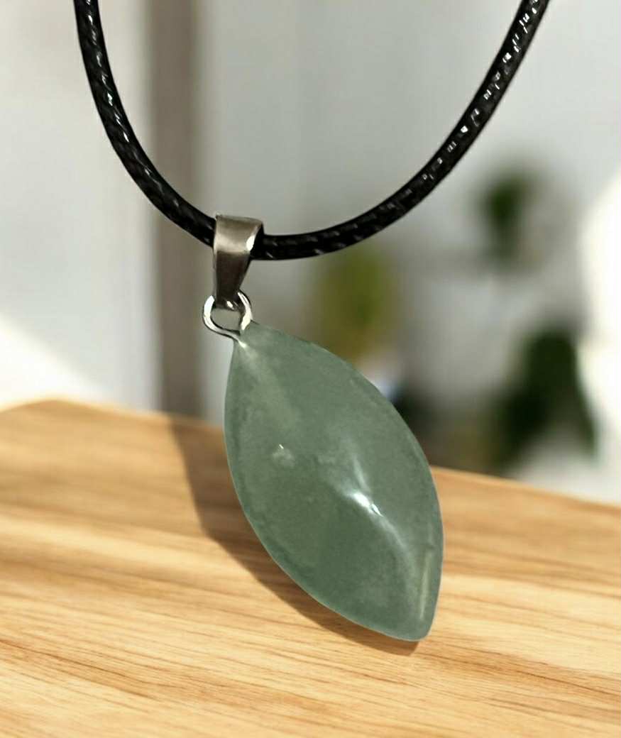 Collier avec pierre naturelle polie (75) Chance – Apaisement – Équilibre émotionnel – Prospérité – Confiance – Harmonie – Douceur – Croissance – Optimisme