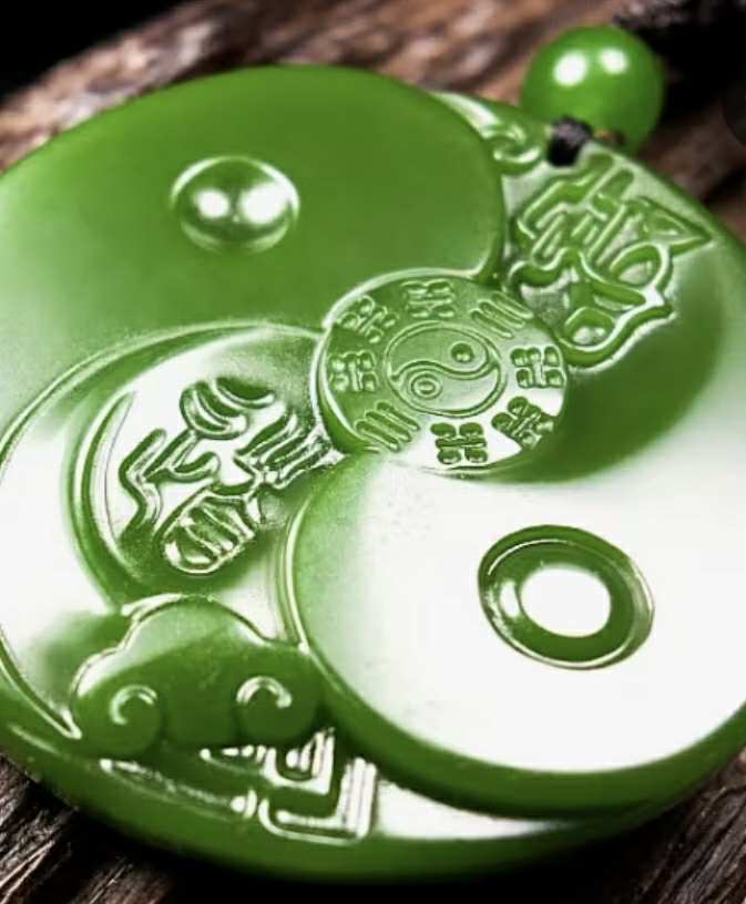 Pendentif en Jade vert naturel "Taiji bagua" (Arg5)
