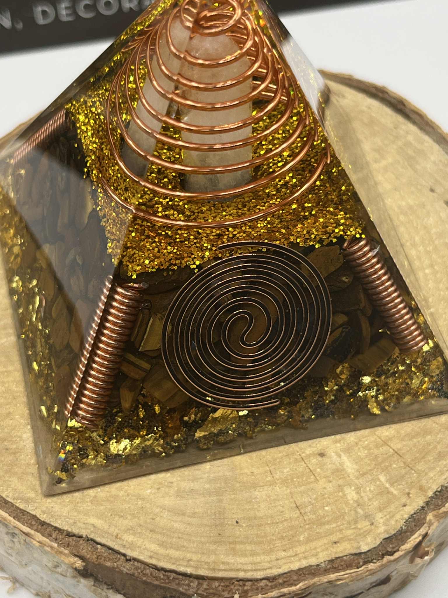 Pyramide Ogen spirale en pierres d'œil de tigre (Acc17)