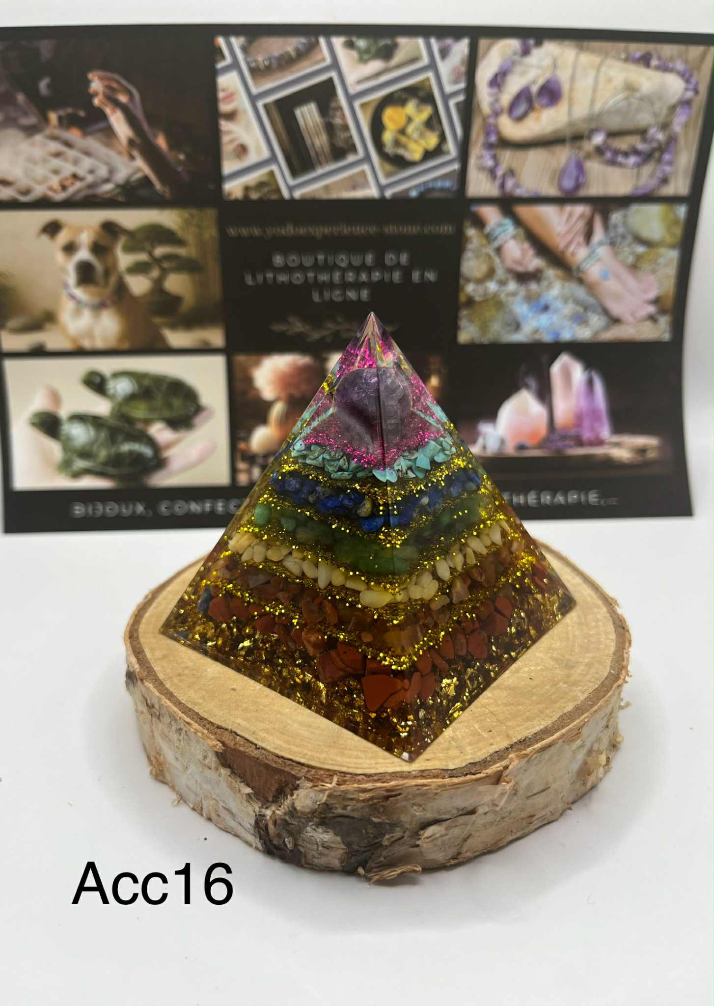 Pyramide d'orgonite à 7 cristaux et 7 chakras (Acc16)