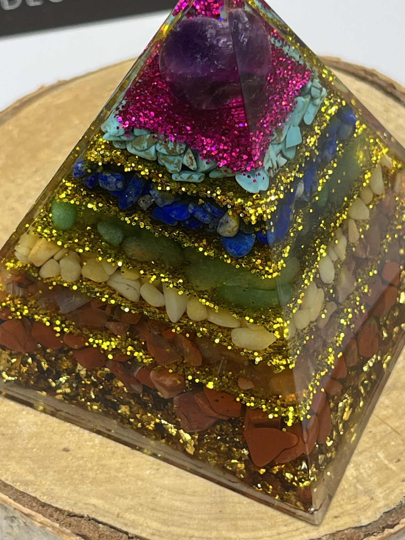 Pyramide d'orgonite à 7 cristaux et 7 chakras (Acc16) 