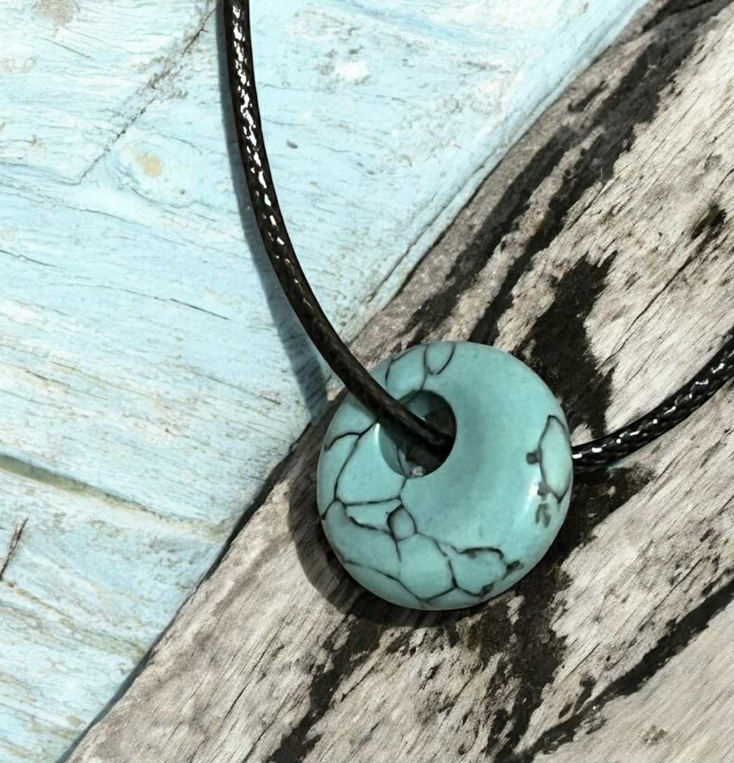 Collier avec pendentif en pierre naturelle polie (76) Protection – Communication – Apaisement – Chance – Équilibre émotionnel – Sincérité – Sérénité – Harmonisation – Expression