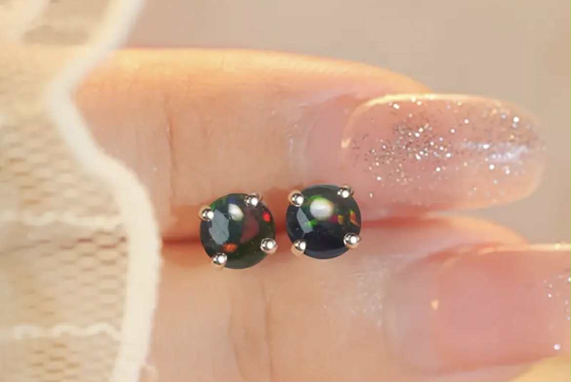 Boucles d’oreilles en argent S925 et opale noire naturelle (Arg9)
