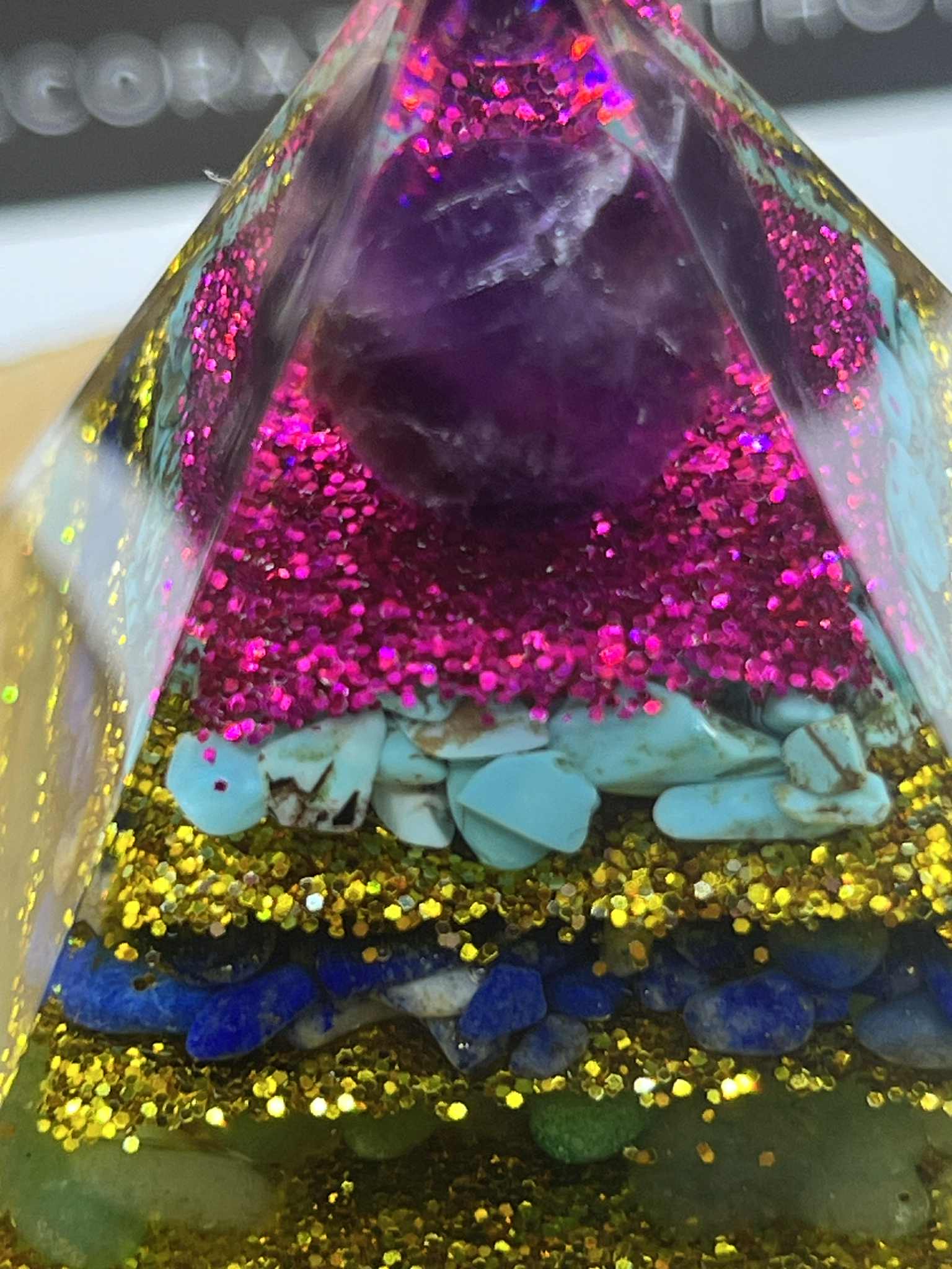 Pyramide d'orgonite à 7 cristaux et 7 chakras (Acc16) 