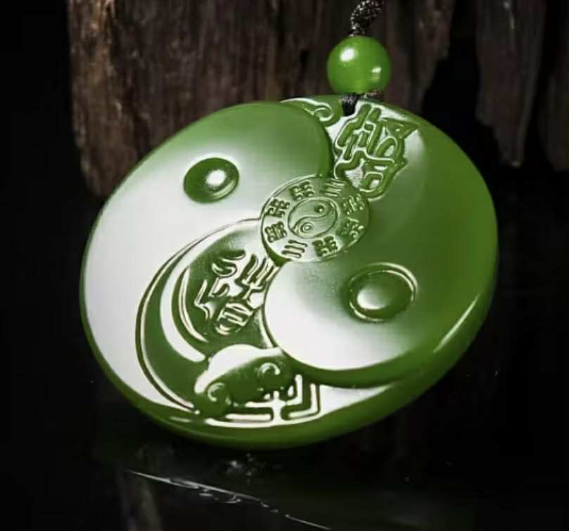 Pendentif en Jade vert naturel "Taiji bagua" (Arg5)