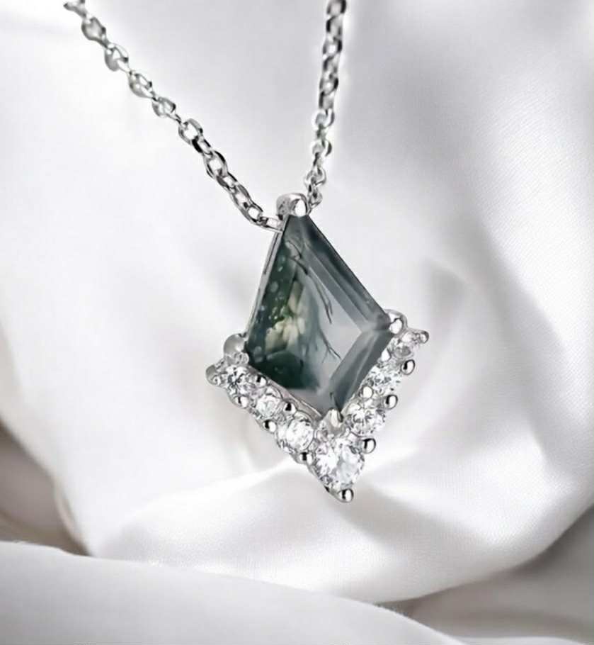 collier pendentif vintage est en argent pur S925, orné d'agate mousse naturelle (Arg24)