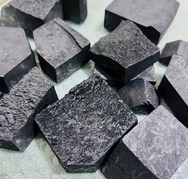 Shungite naturelle (Pb18)