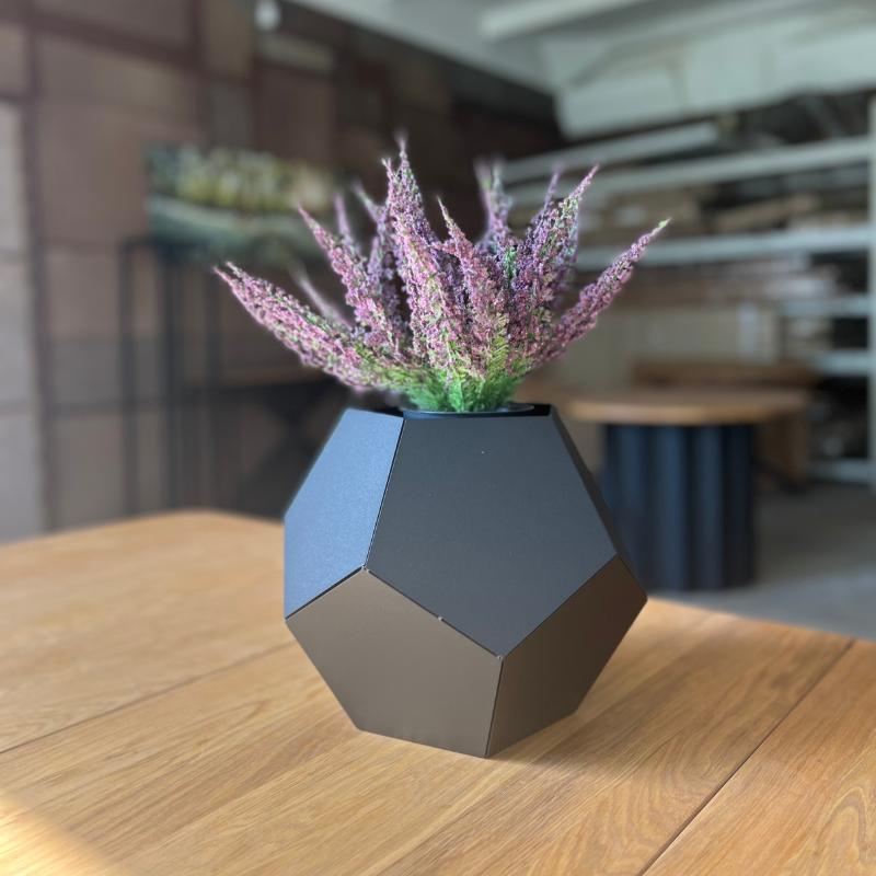 Išskirtinio dizaino penkiakampis vazonas