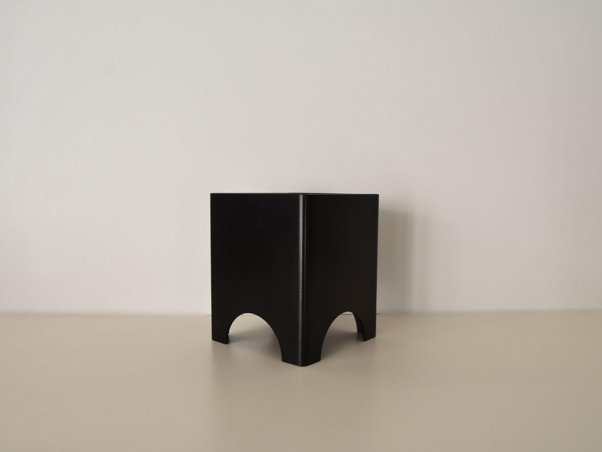 Metalinis juodas vazonas