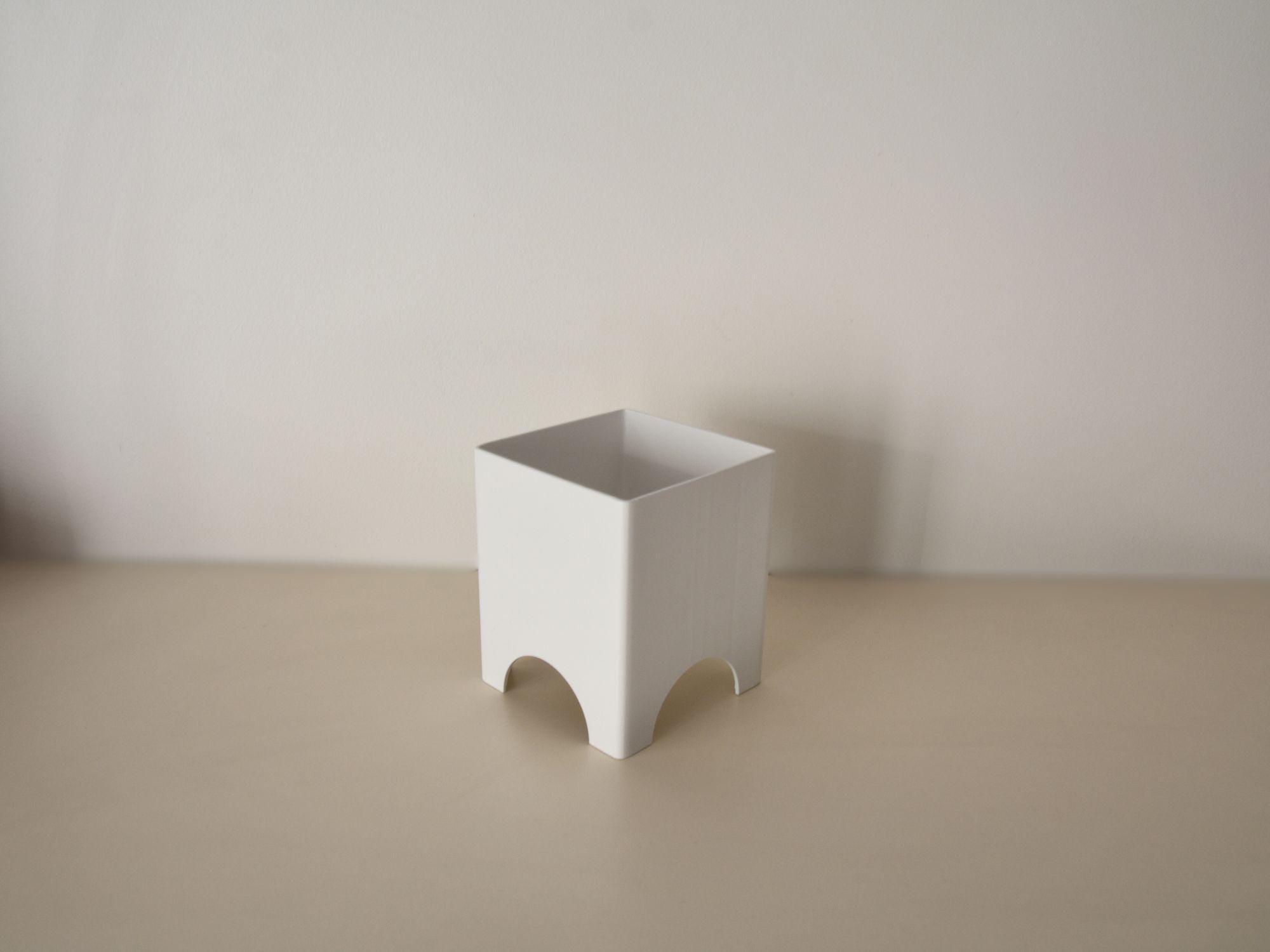 Metalinis baltas vazonas