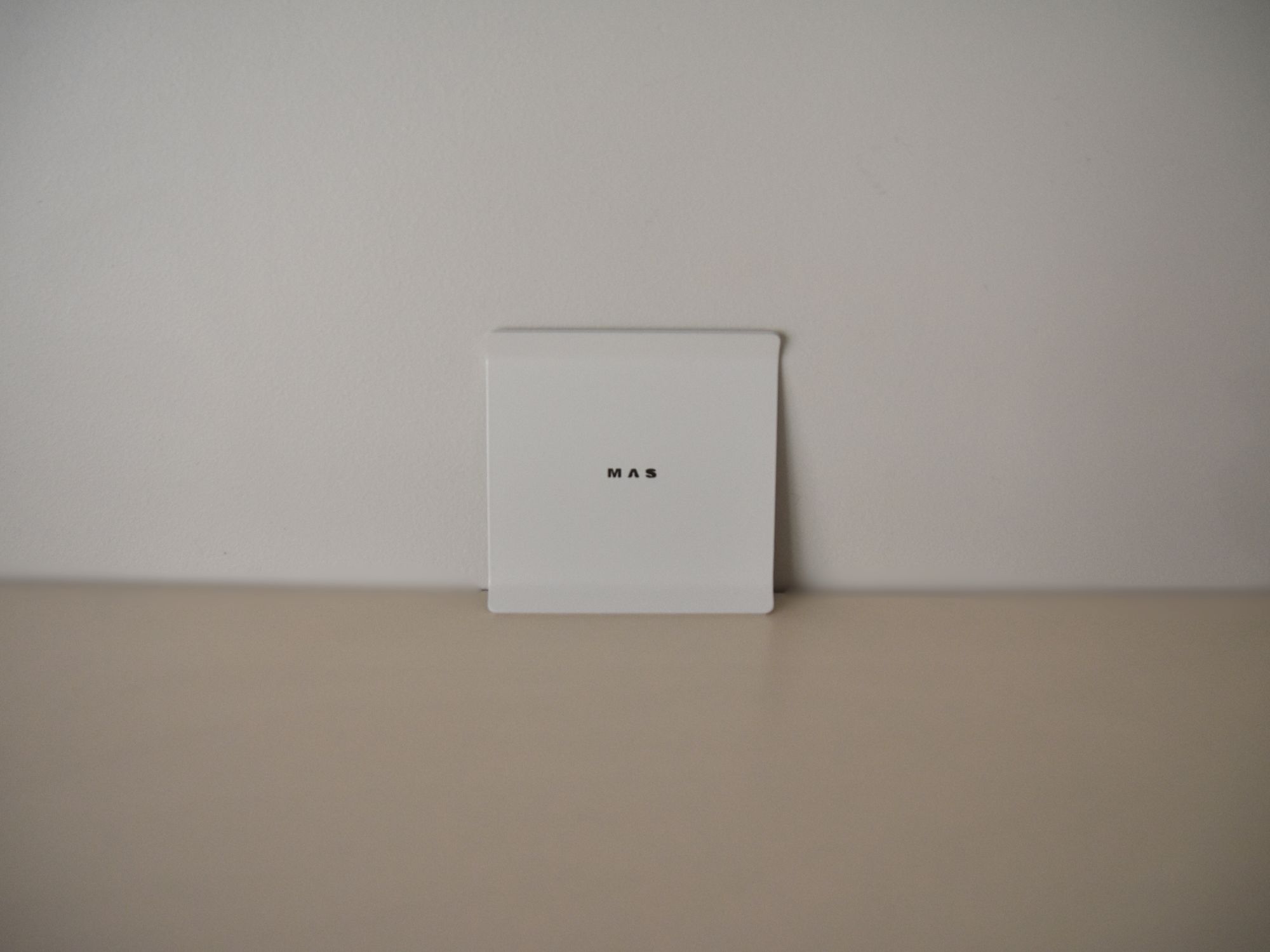 Kvadratinis metalinis padėkliukas