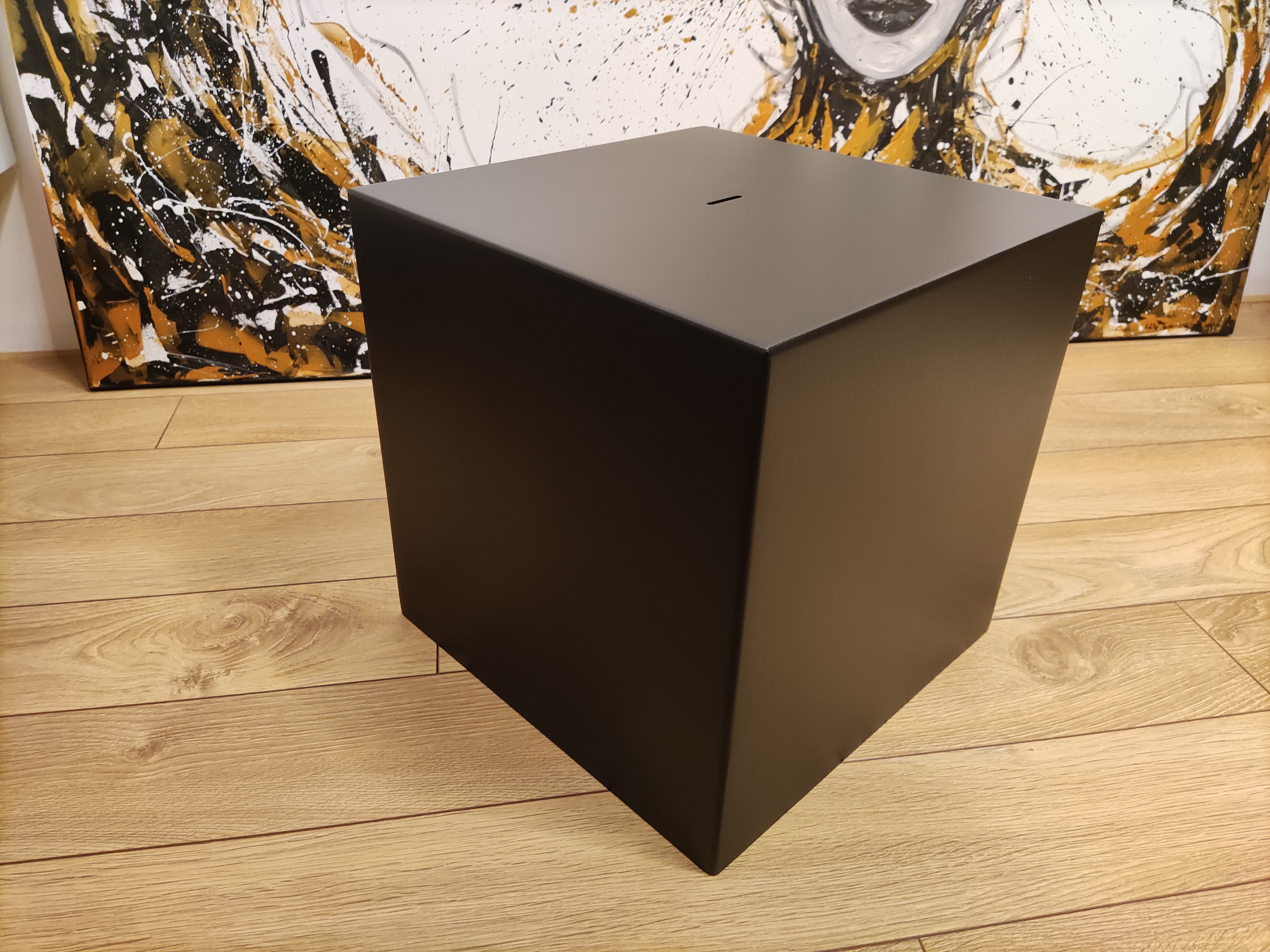 Didelė kubo formos metalinė taupyklė