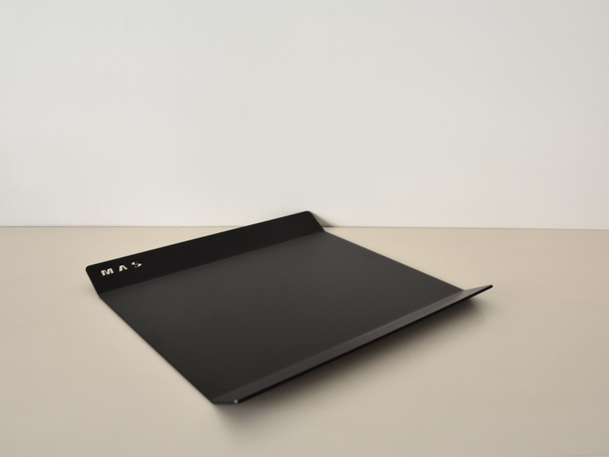 Metalinis padėklas puodeliams ir užkandžiams