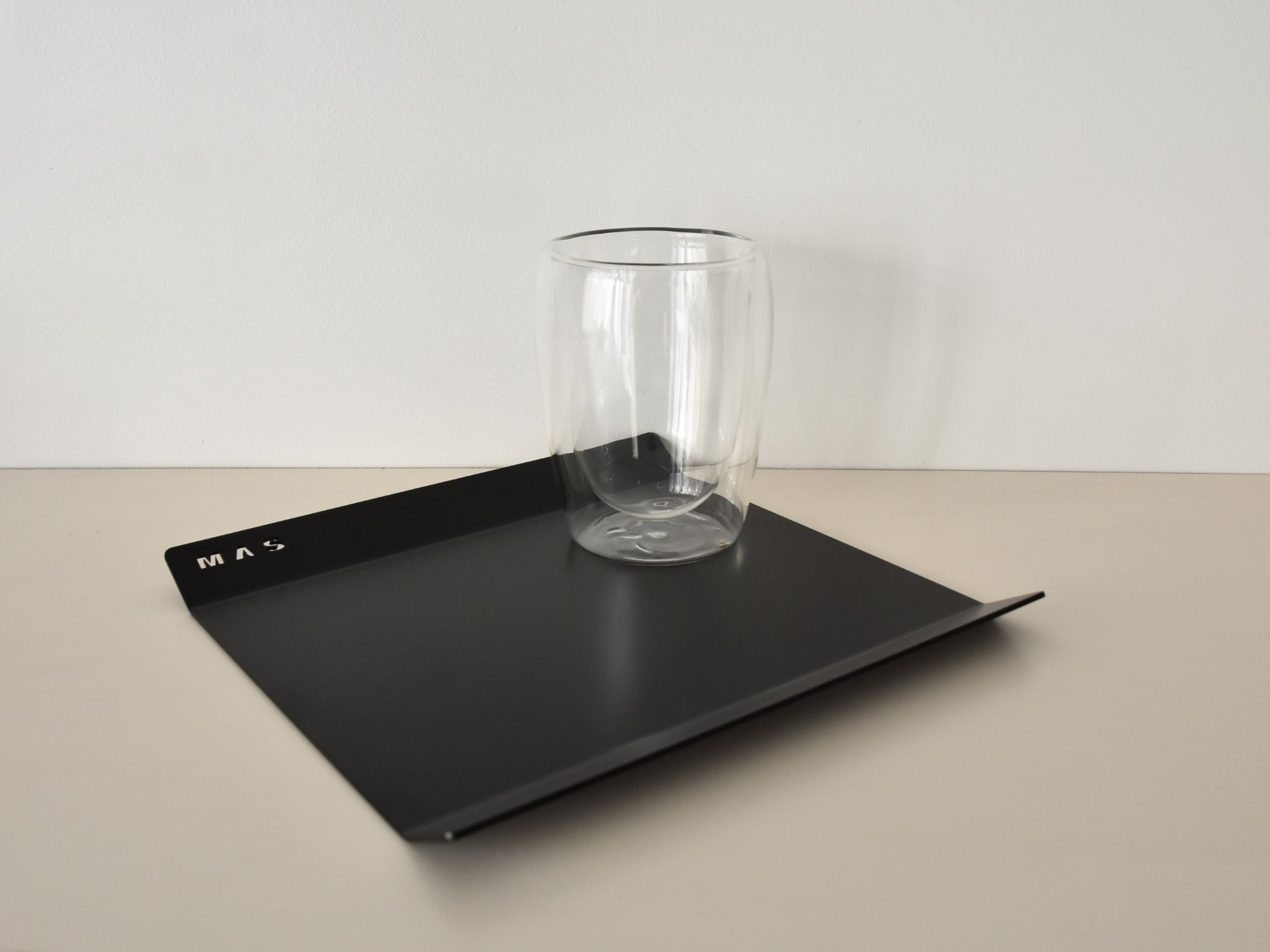 Metalinis padėklas puodeliams ir užkandžiams