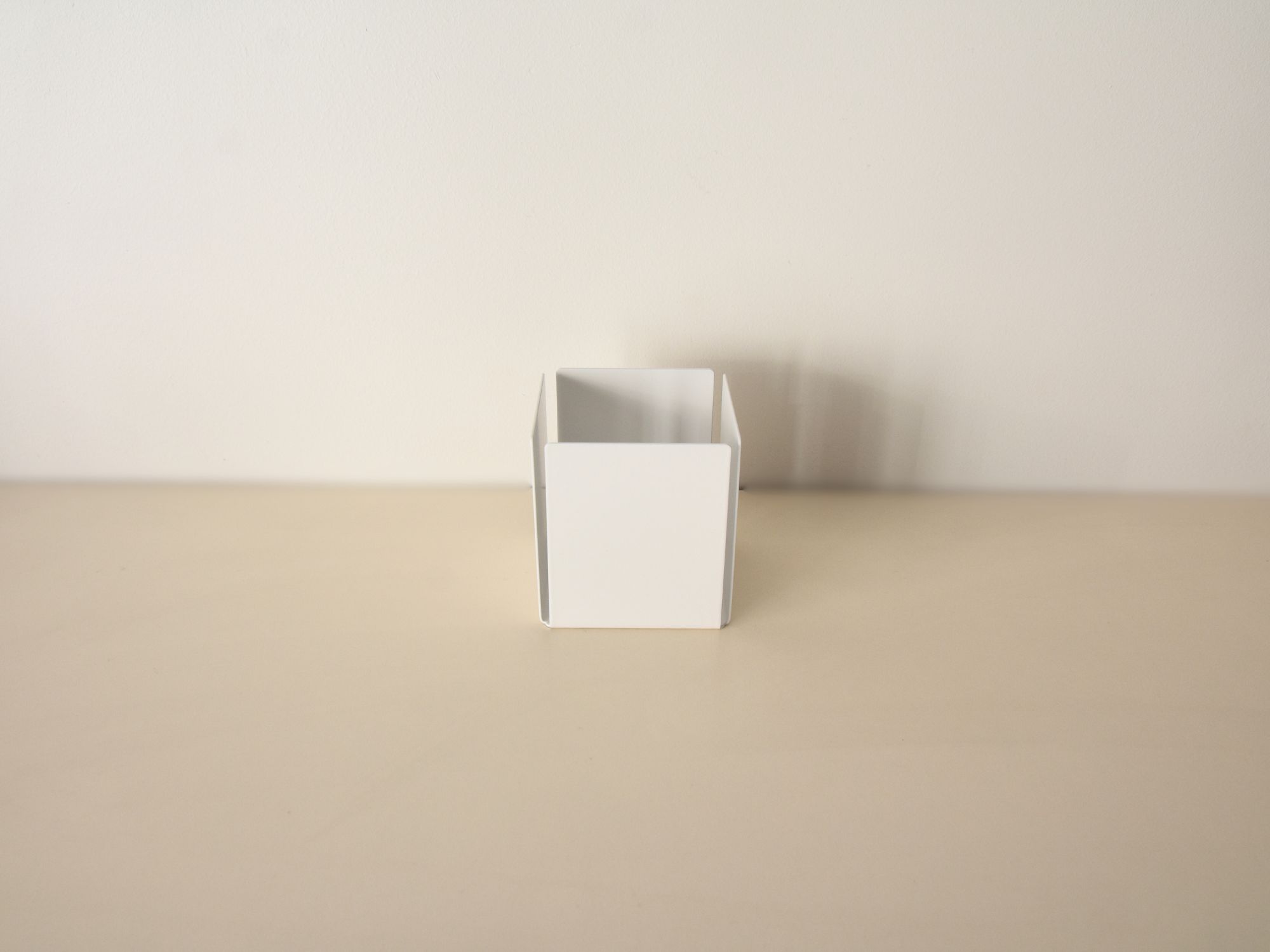 Metalinis dantų šepetėlių indelis