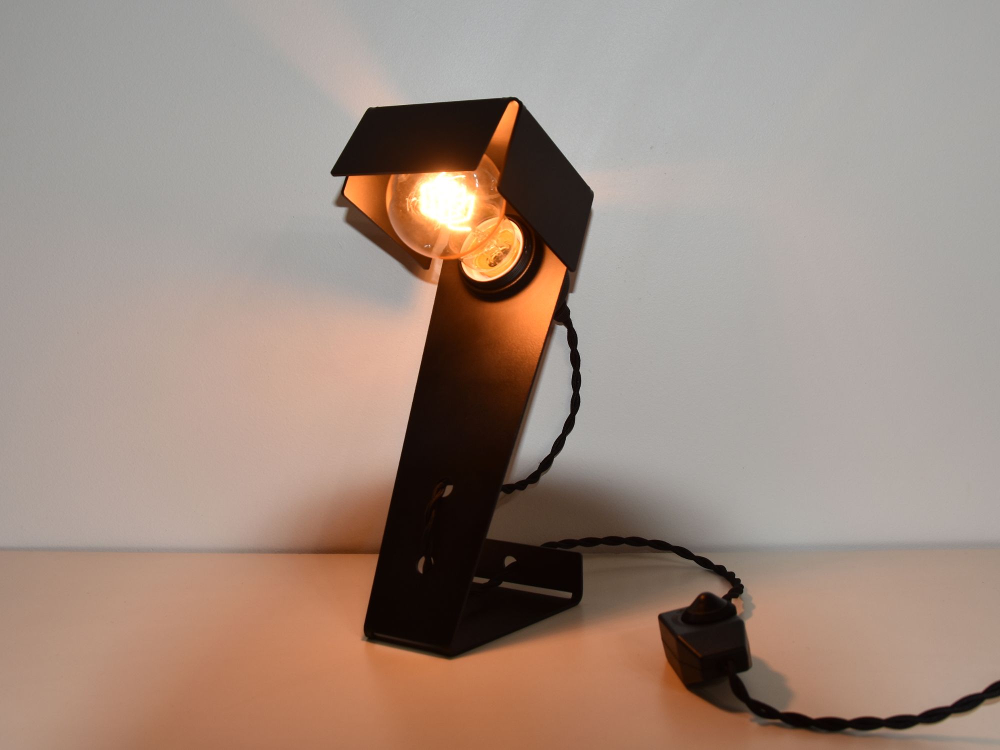 Metalinė stalinė lempa