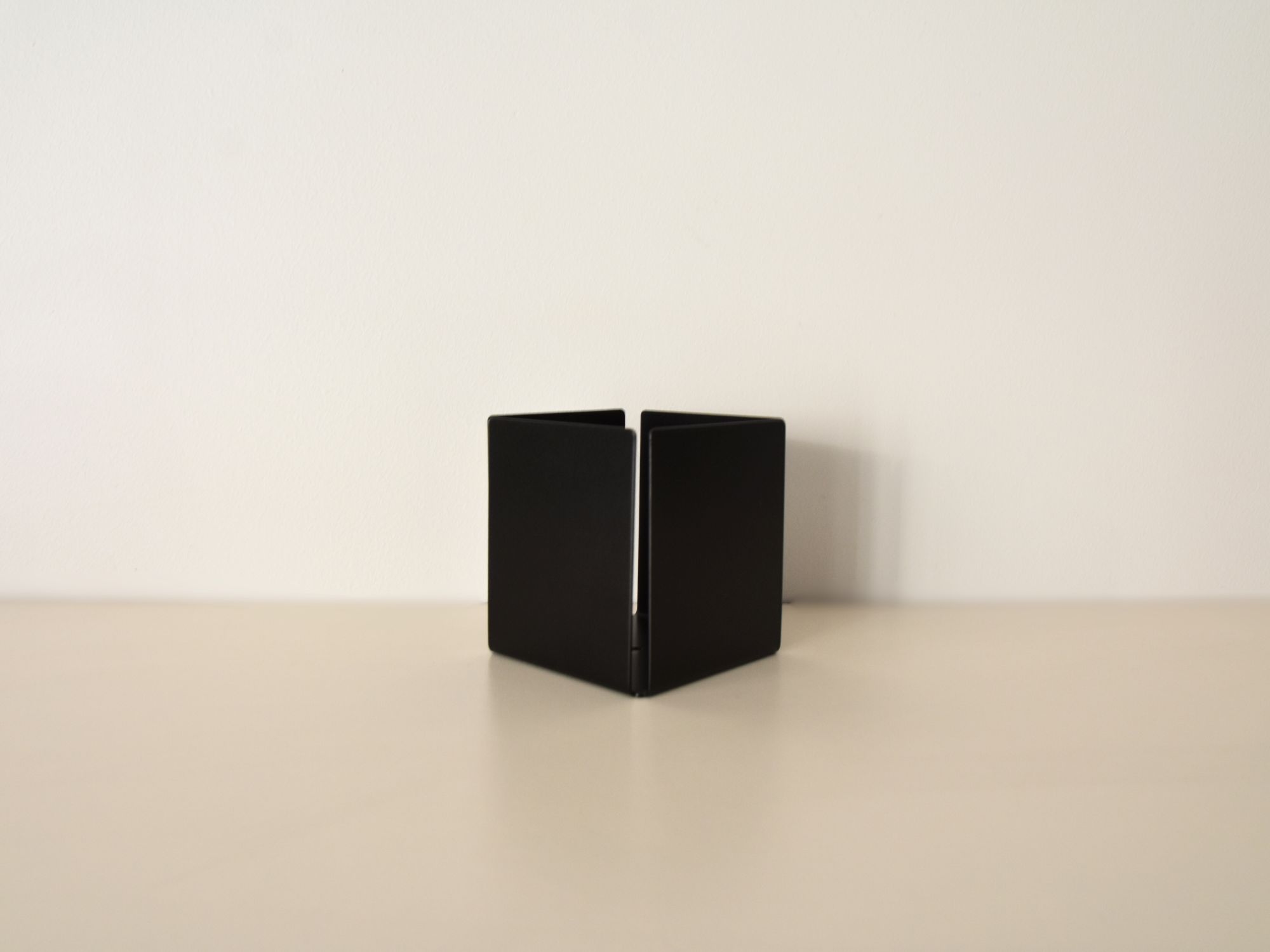 Metalinis dantų šepetėlių indelis