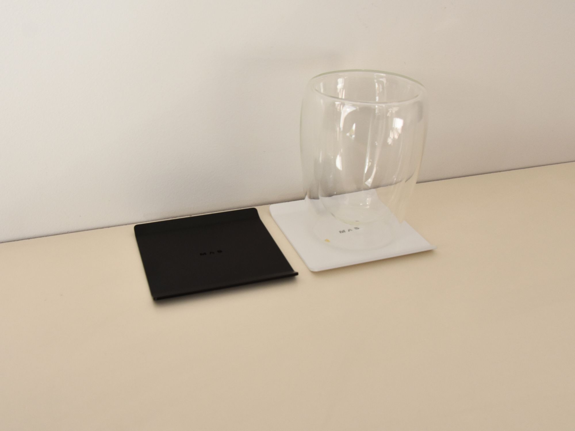 Kvadratinis metalinis padėkliukas