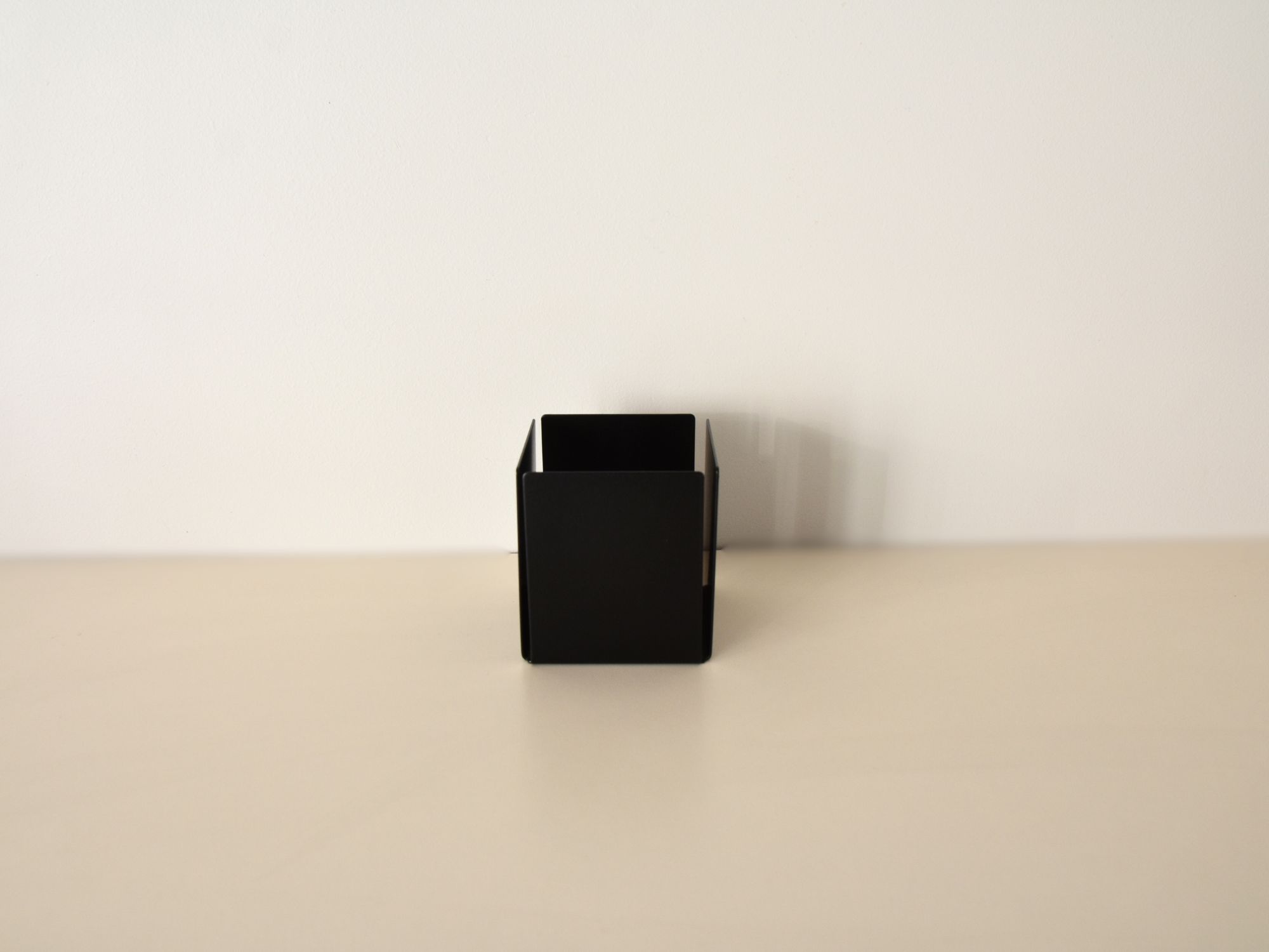 Metalinis dantų šepetėlių indelis