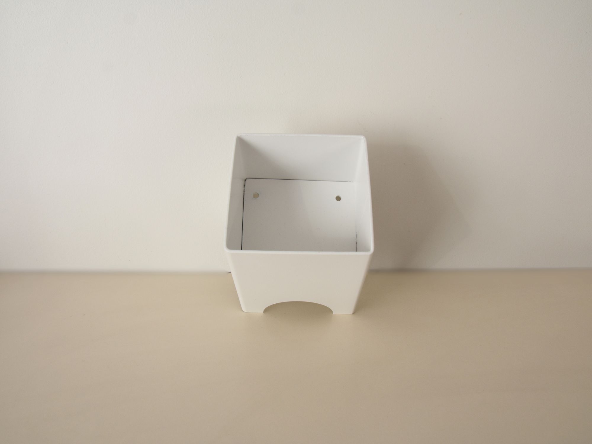 Metalinis baltas vazonas