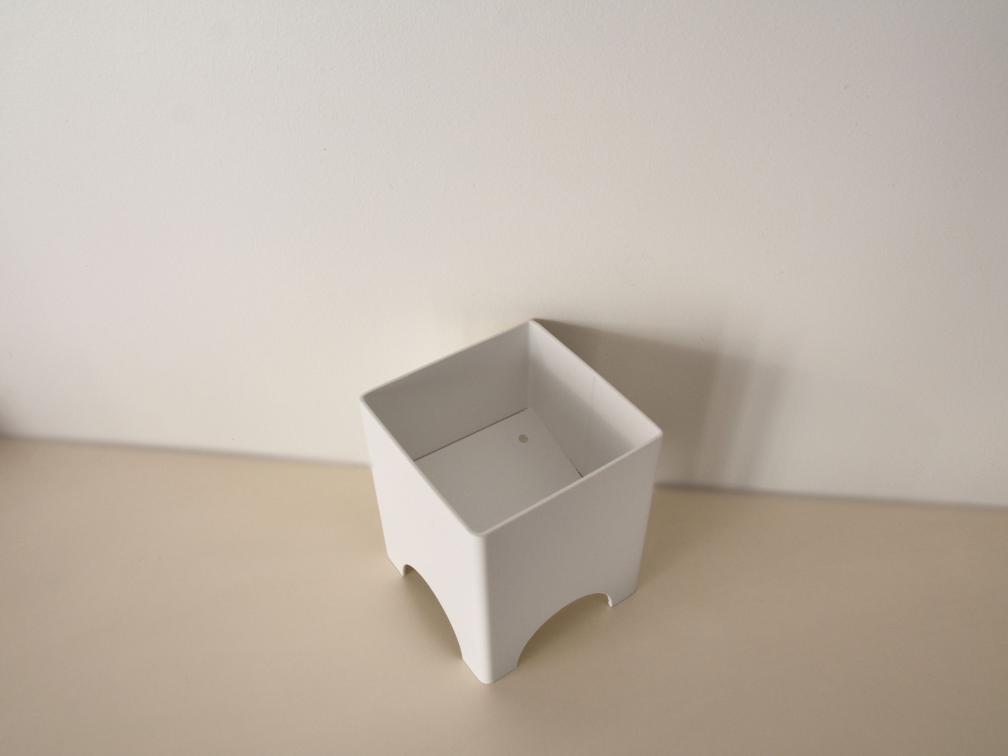 Metalinis baltas vazonas