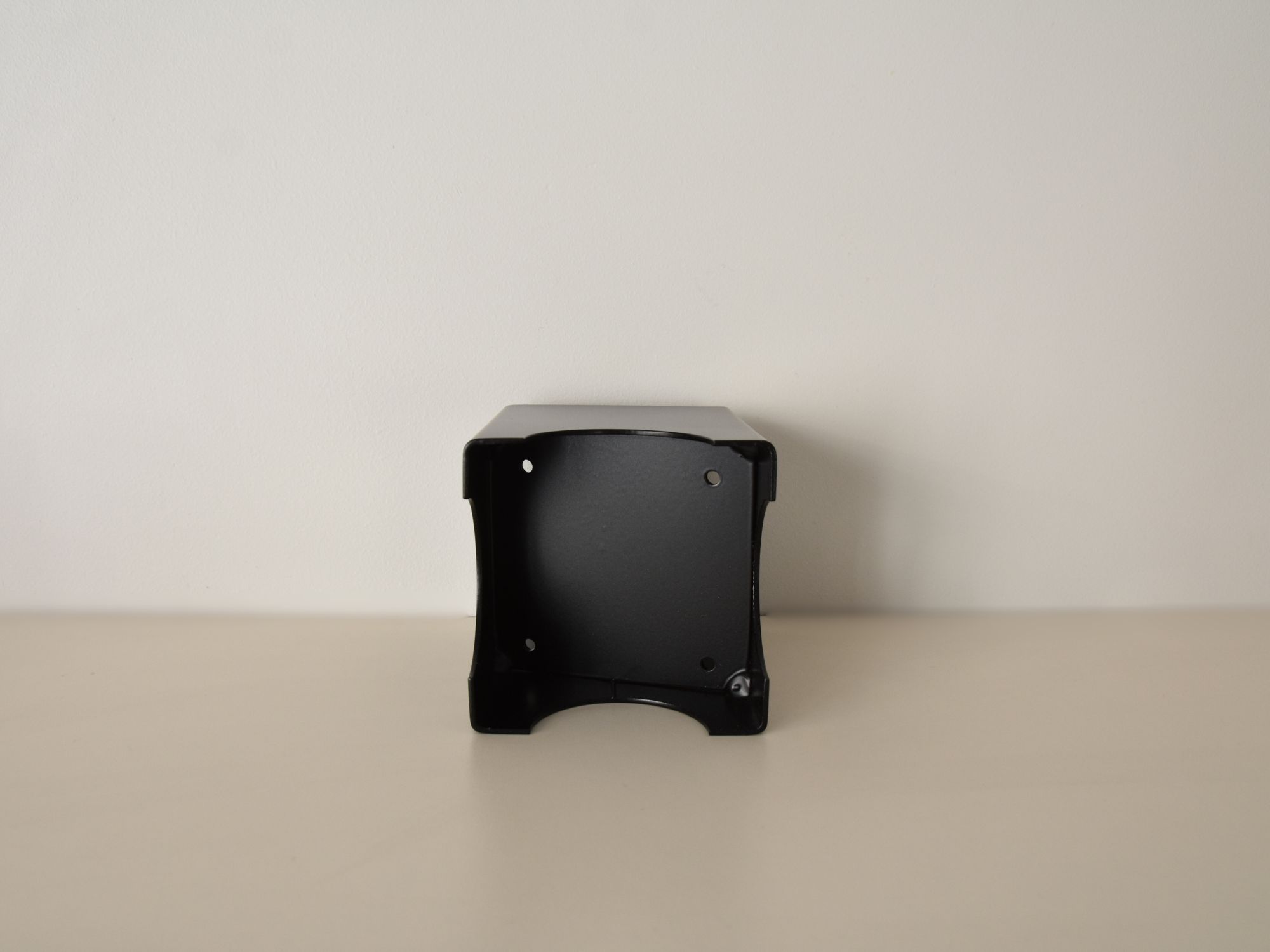 Metalinis juodas vazonas