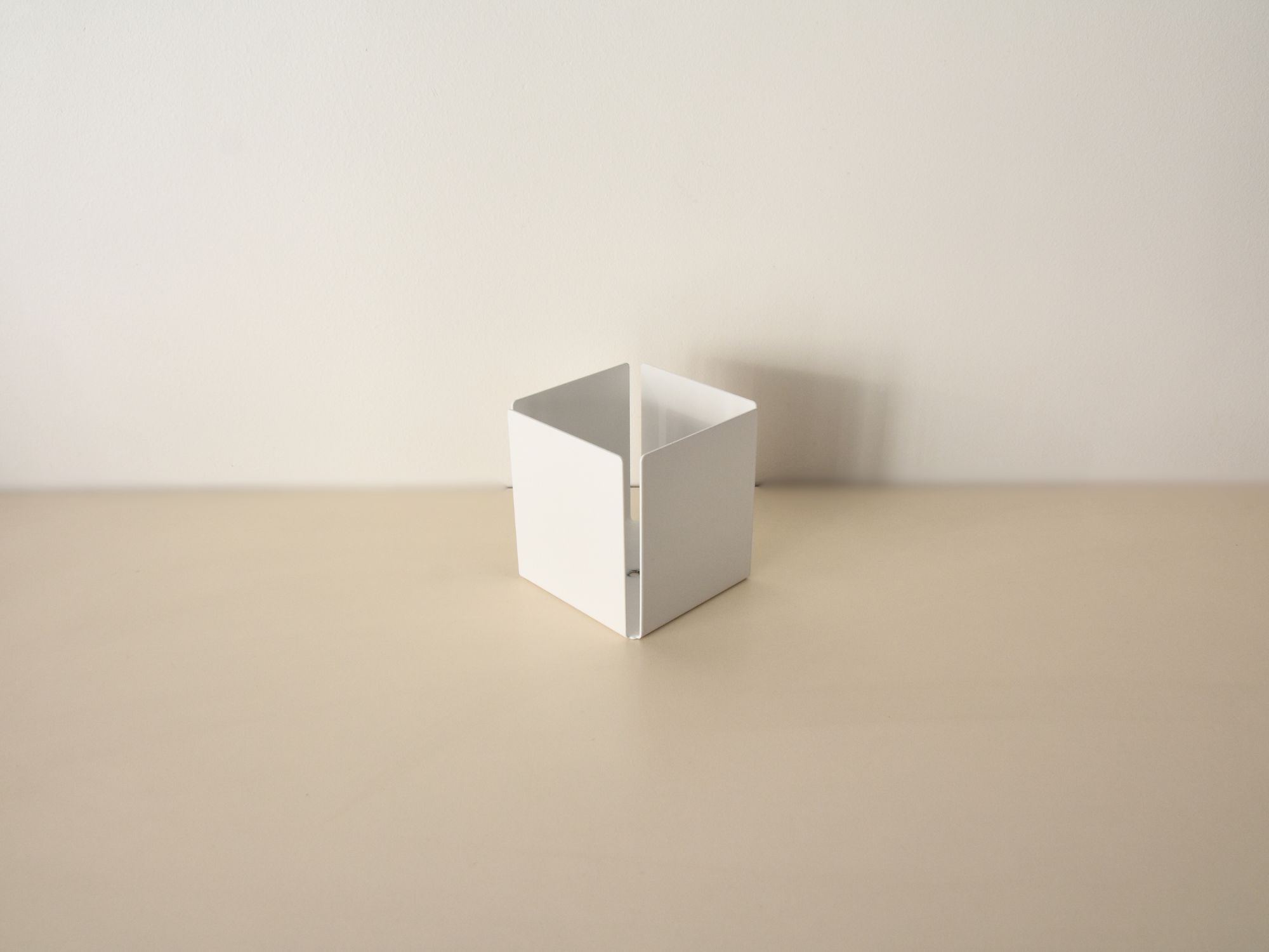 Metalinis dantų šepetėlių indelis