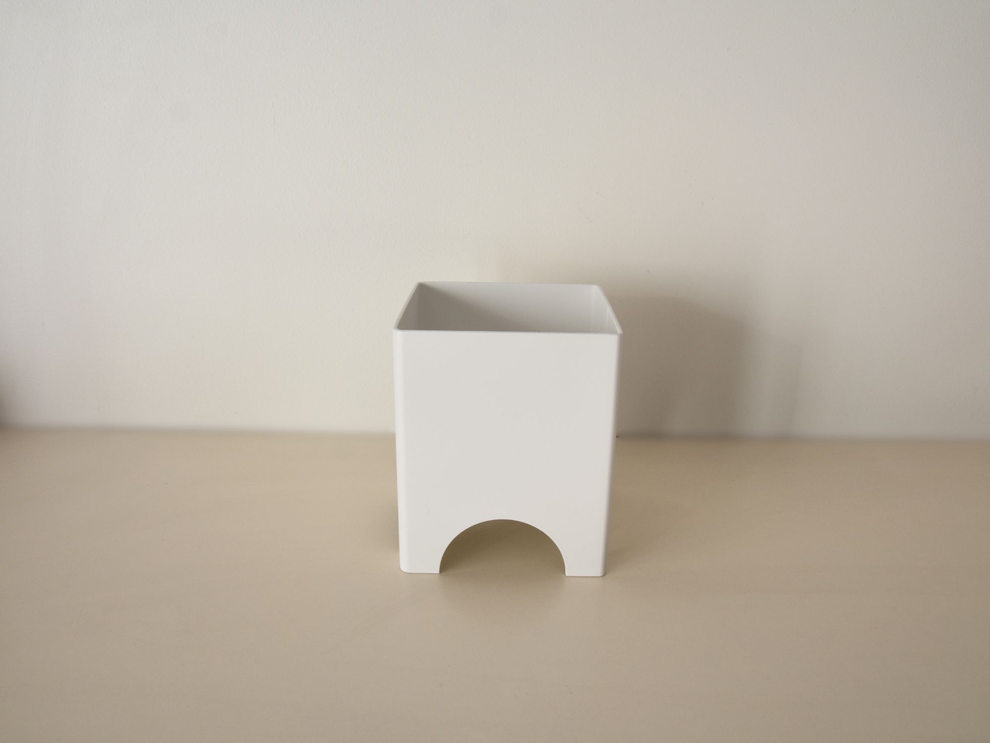 Metalinis baltas vazonas