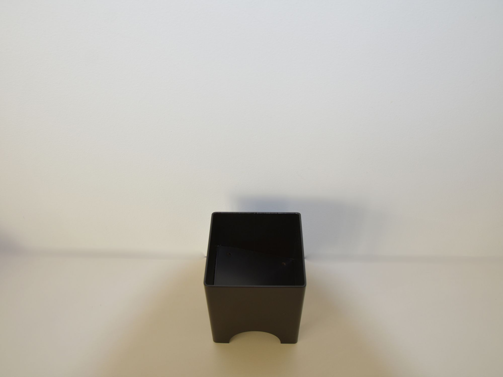 Metalinis juodas vazonas