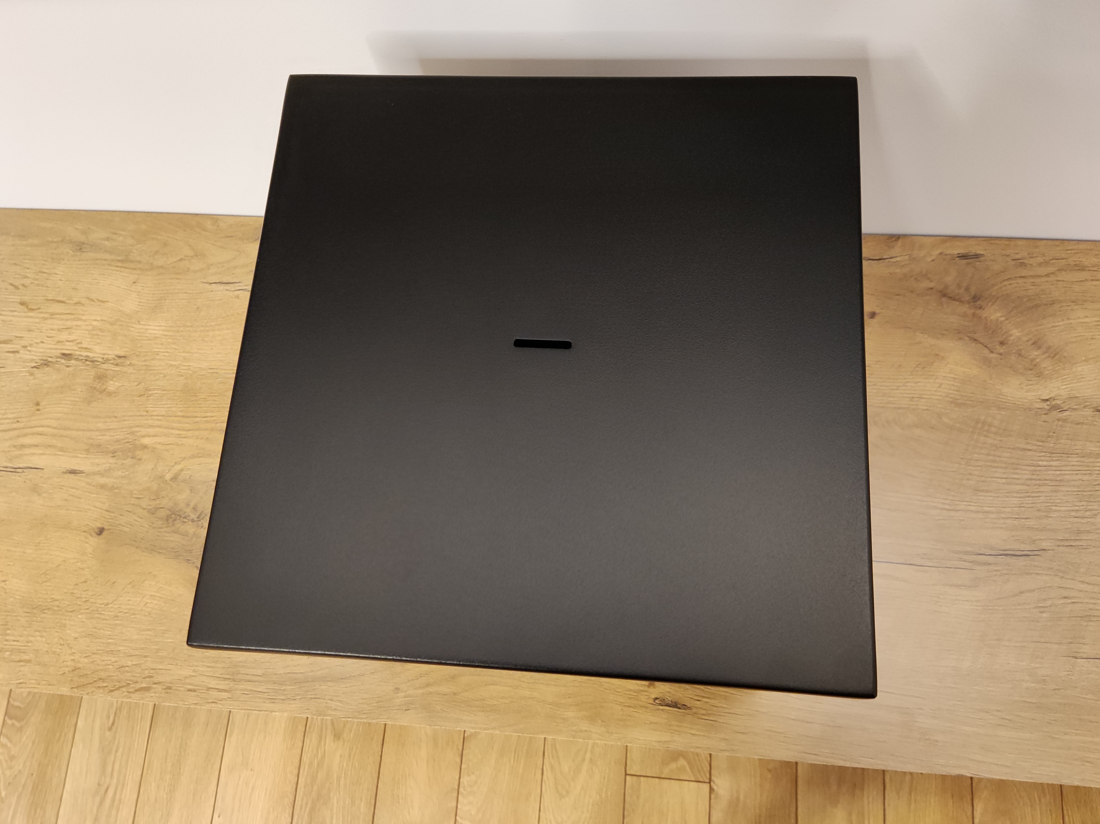 Didelė kubo formos metalinė taupyklė