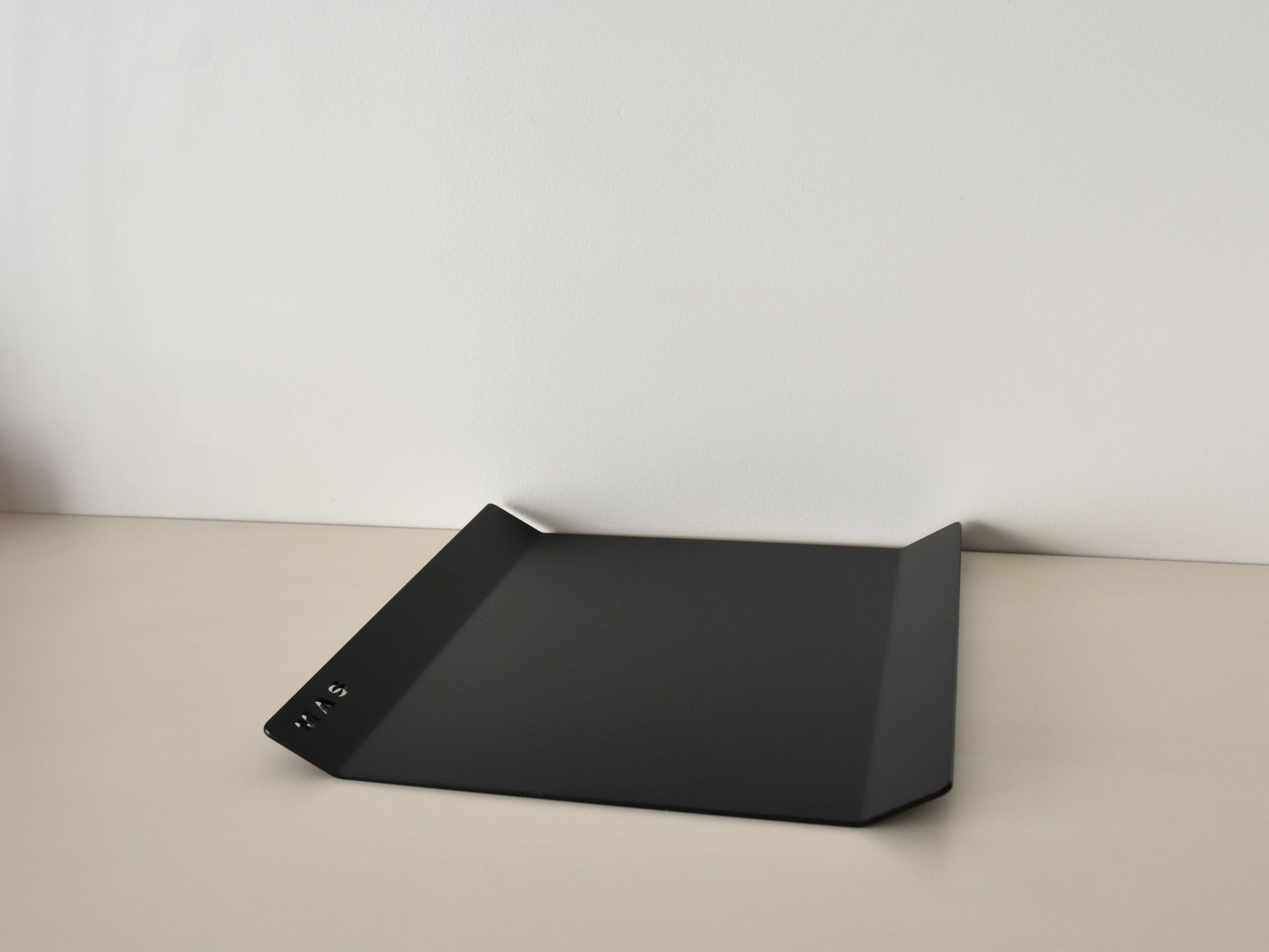 Metalinis padėklas puodeliams ir užkandžiams