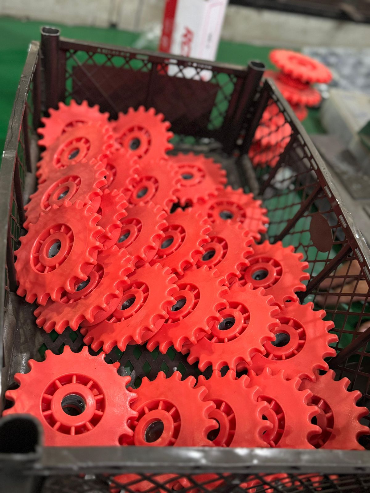 Engrenagens de Plástico, Ferro Fundido e Aço.