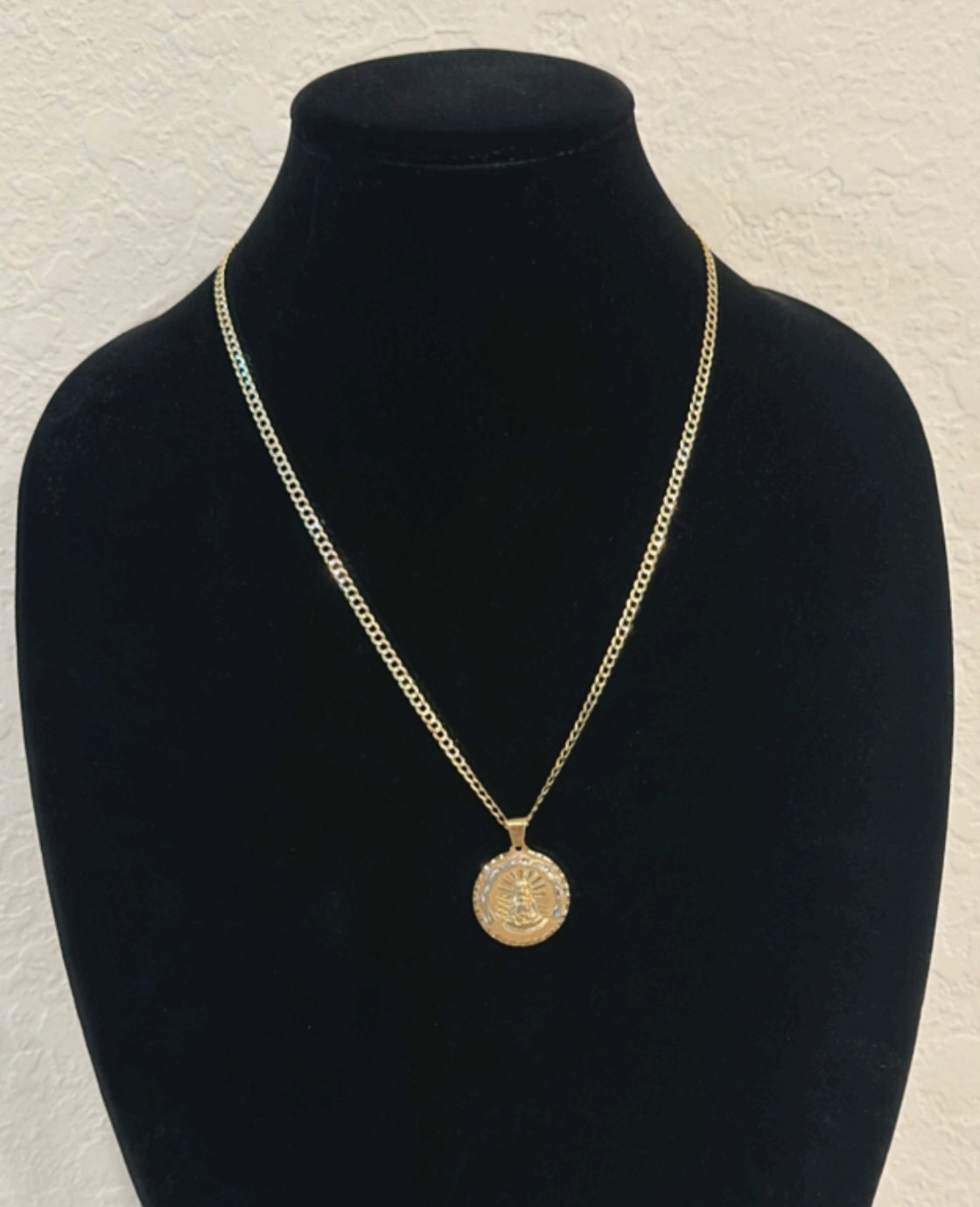 Cadena corte brillo sólida con dije de la Caridad del Cobre