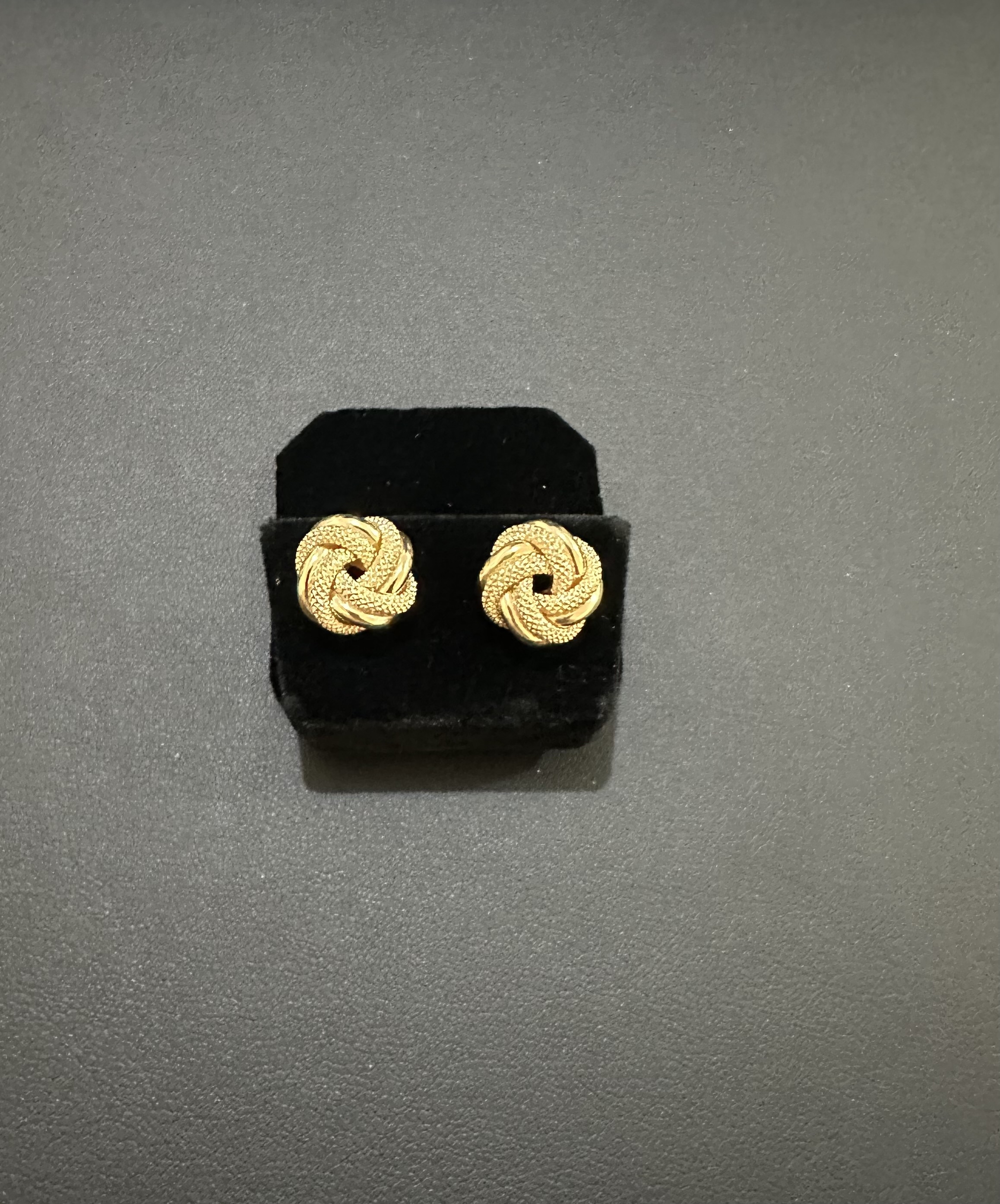 Elegantes pendientes de oro 10k