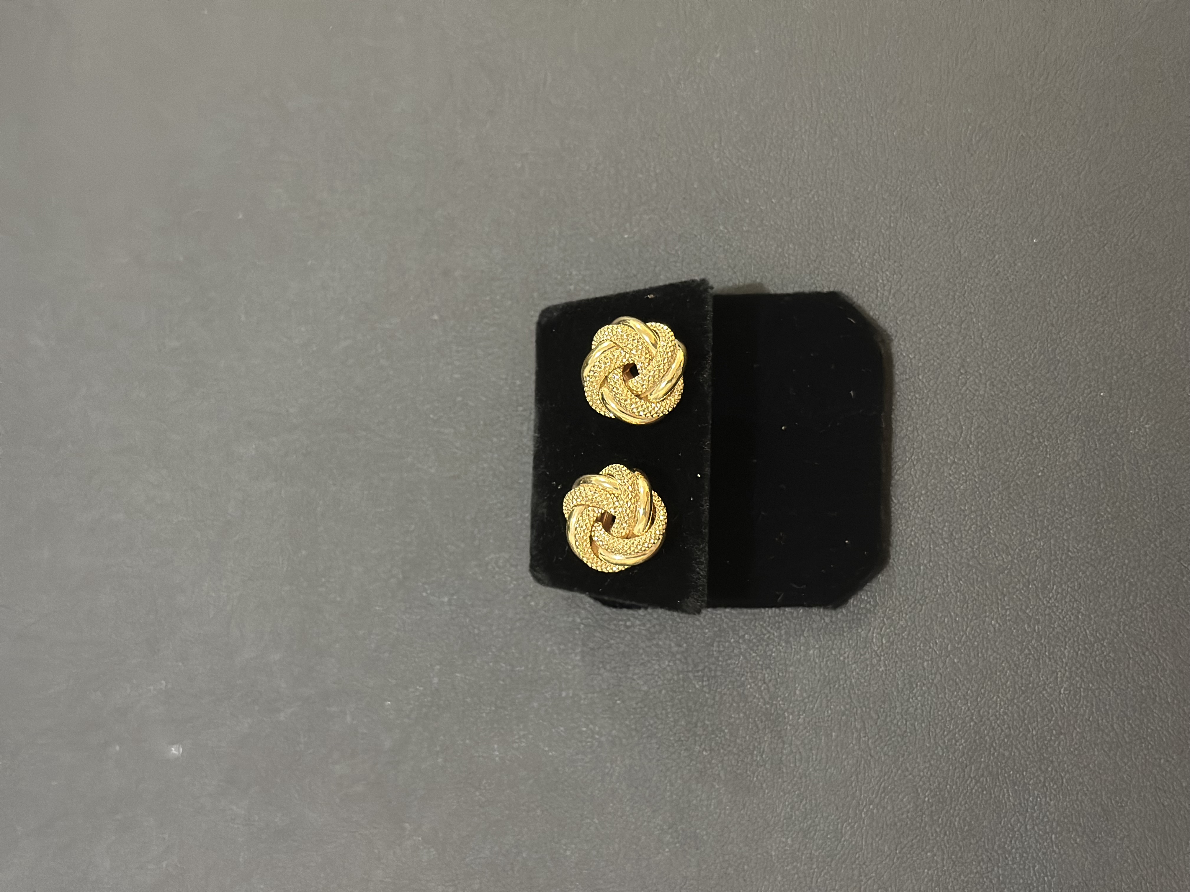 Elegantes pendientes de oro 10k