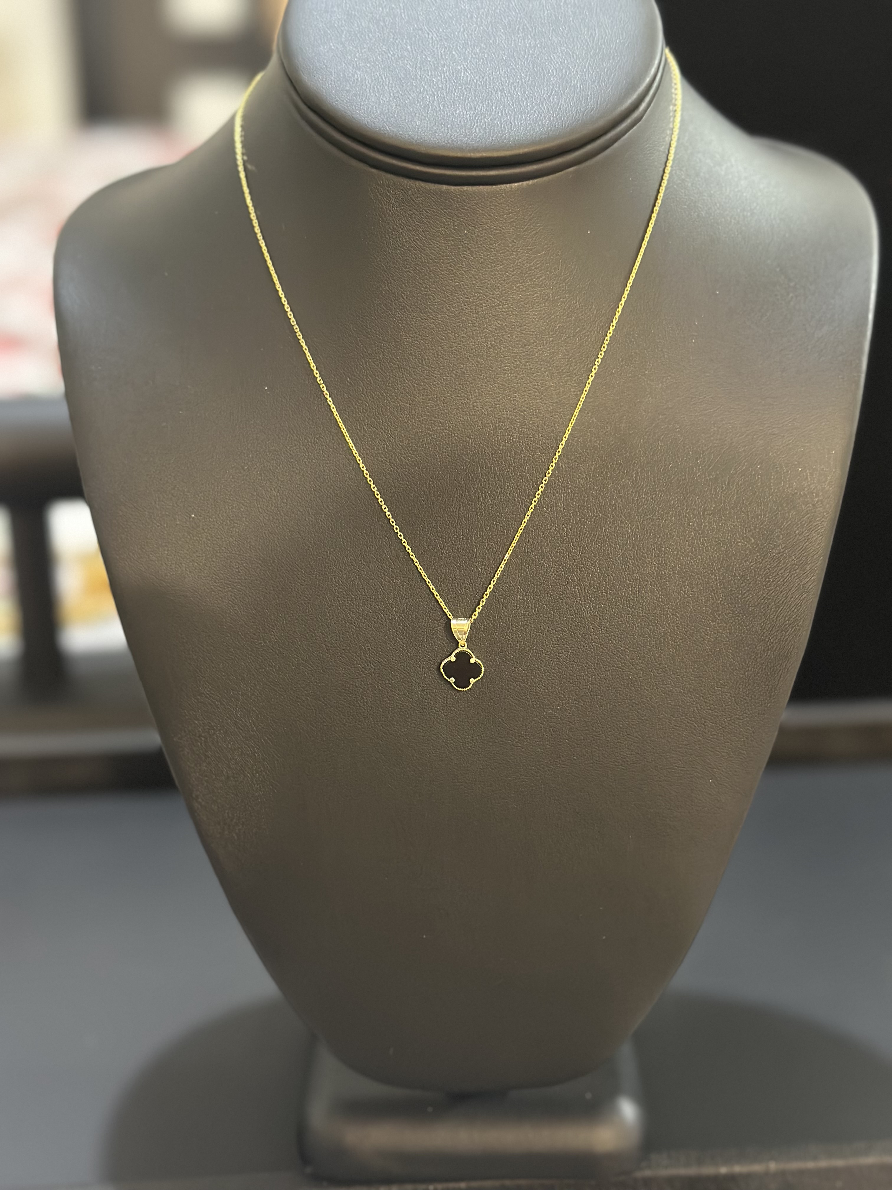 Cadena de oro con dije de trébol 10k