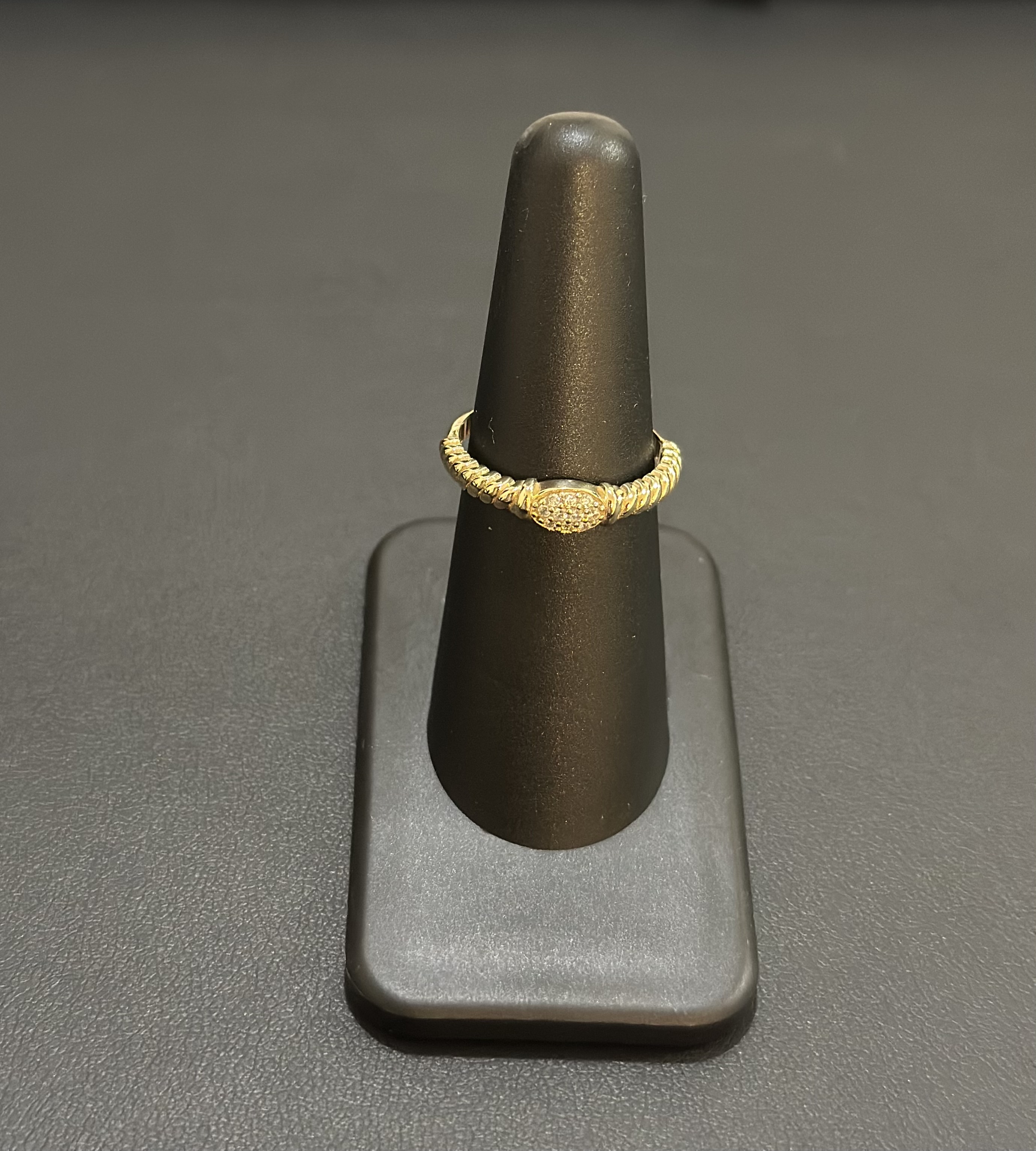 Anillo de oro con diseño 10k
