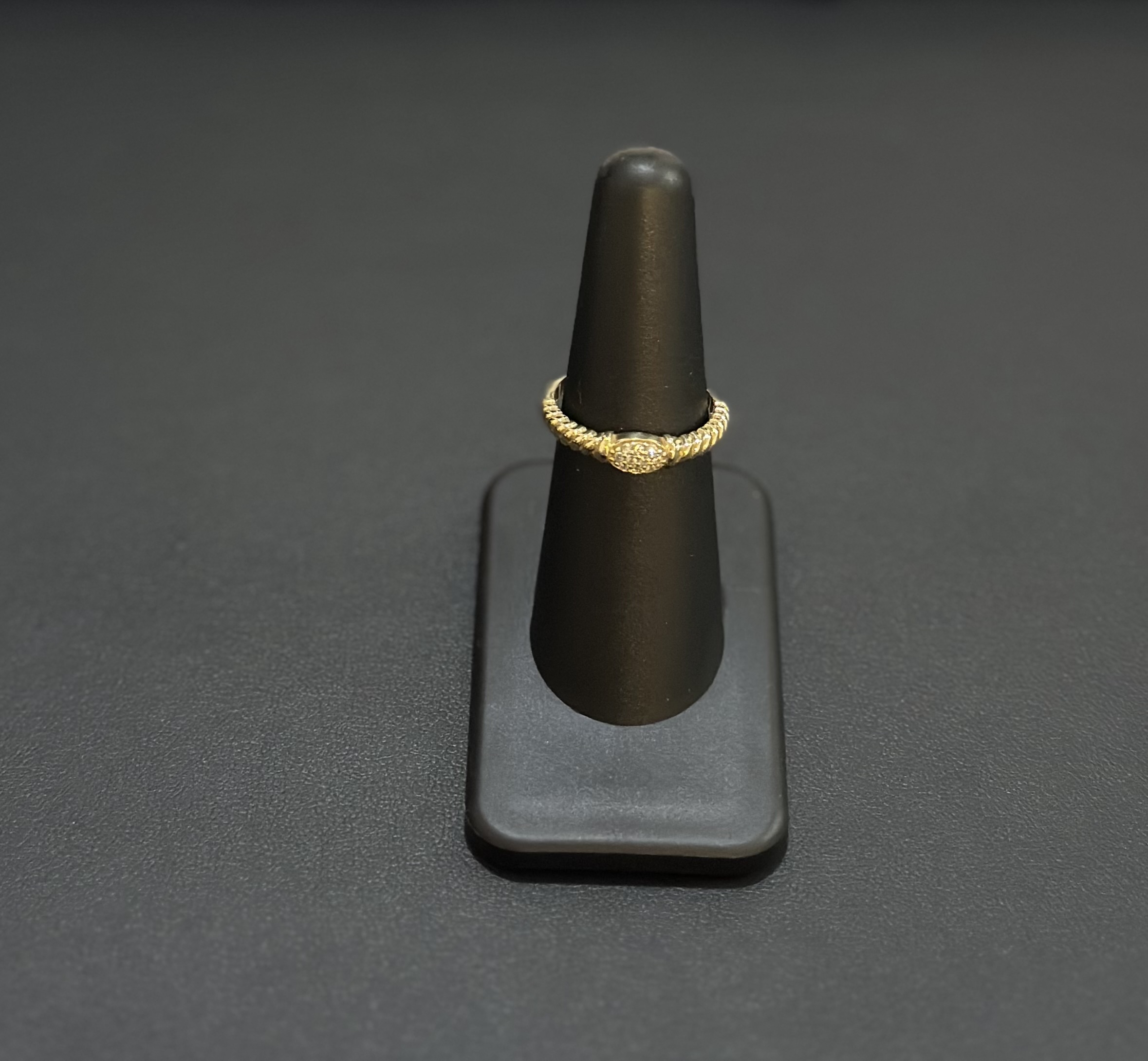 Anillo de oro con diseño 10k