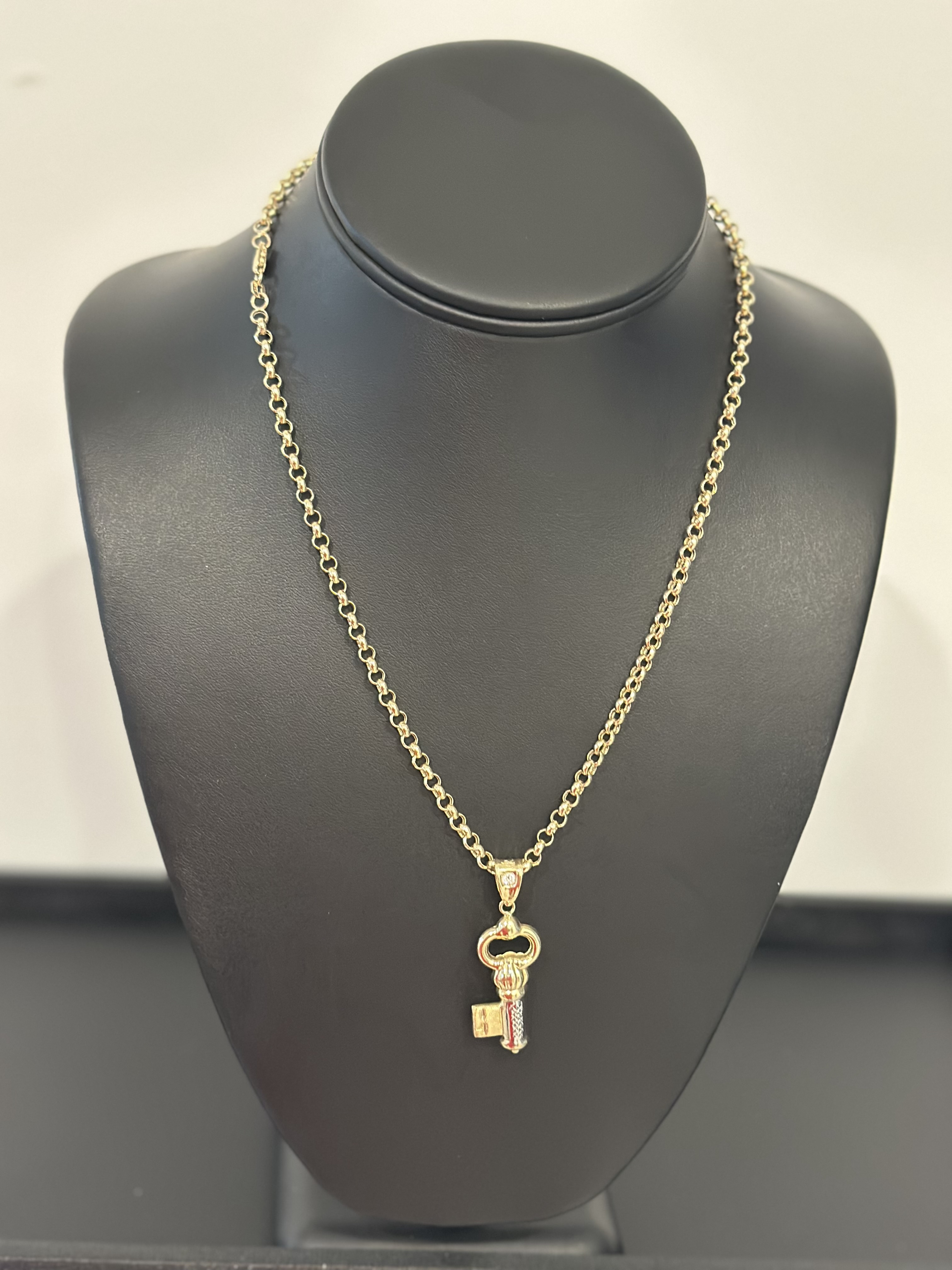 Gargantilla con colgante de llave 10k