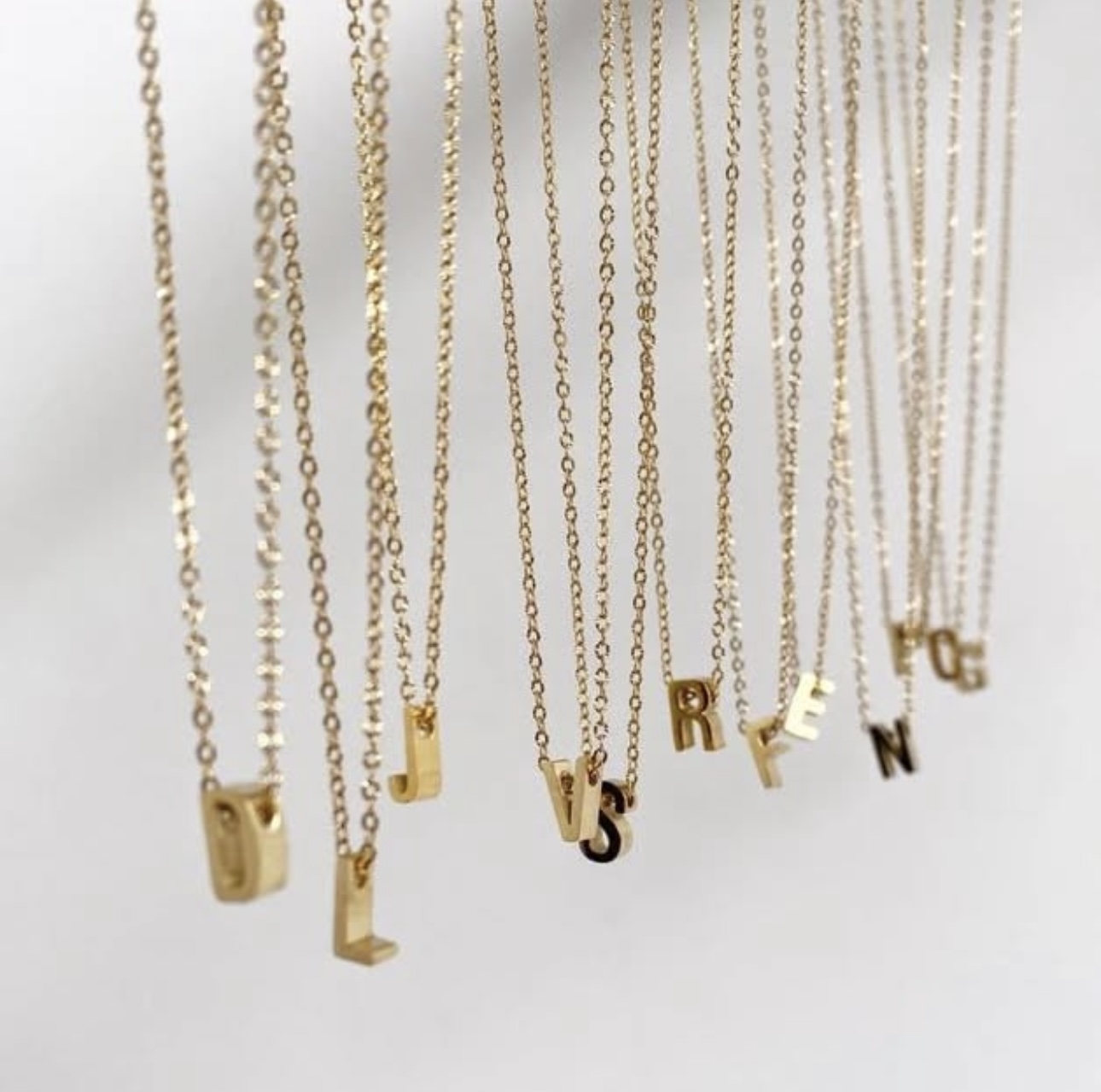 Elegantes cadenas con iniciales 10k