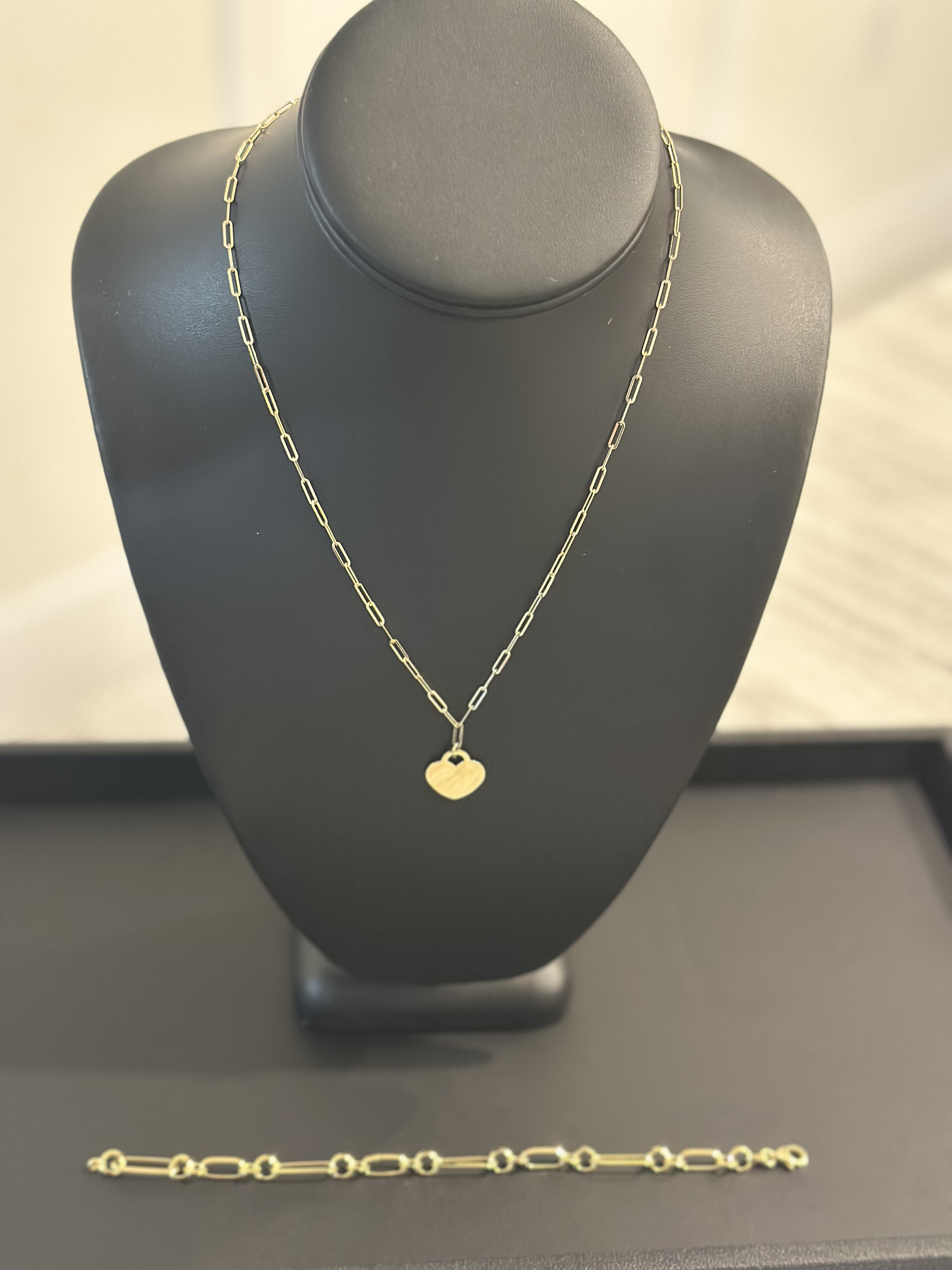 Elegante gargantilla con dije de corazón