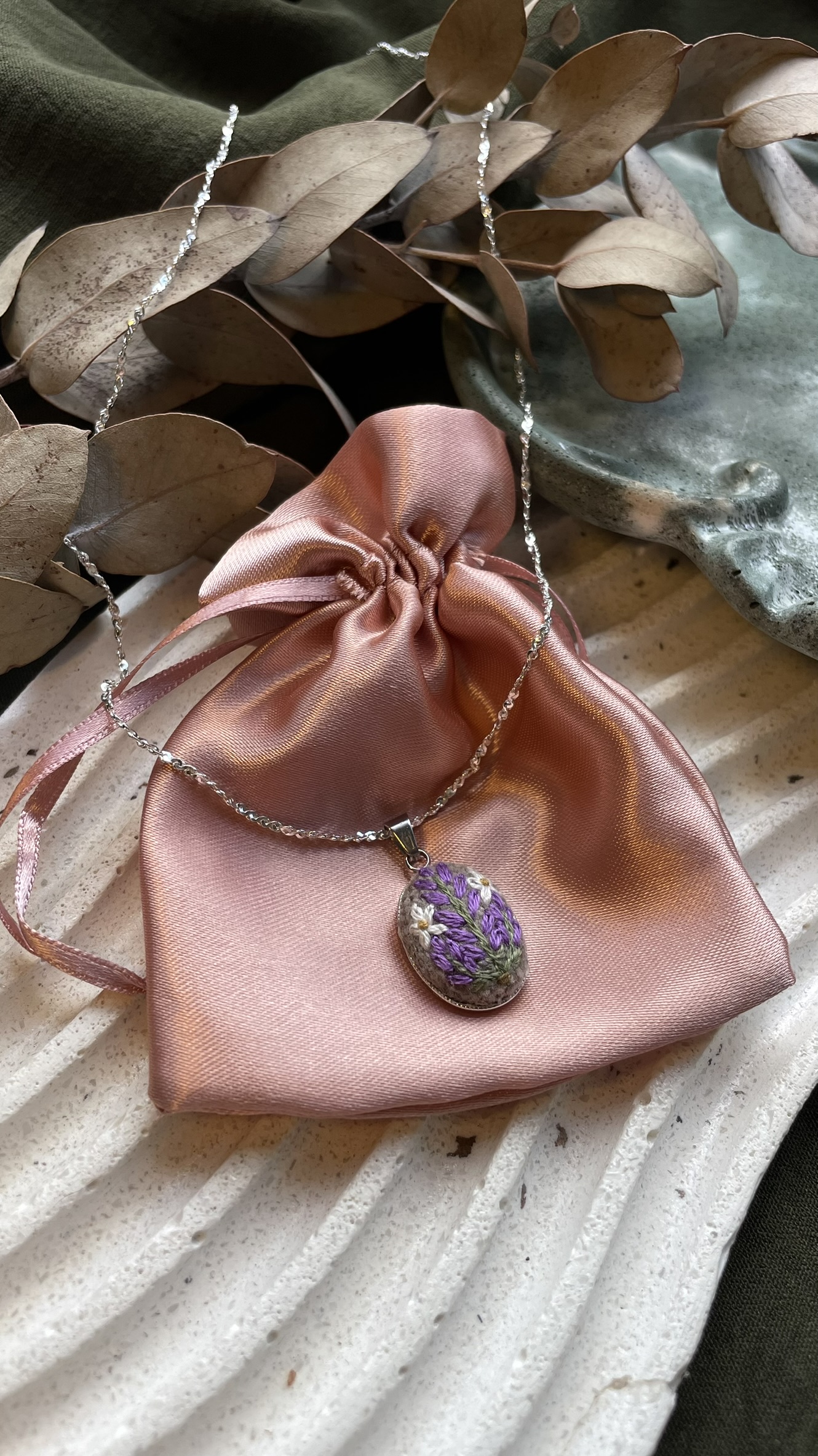 Colar bordado lavanda e margaridas