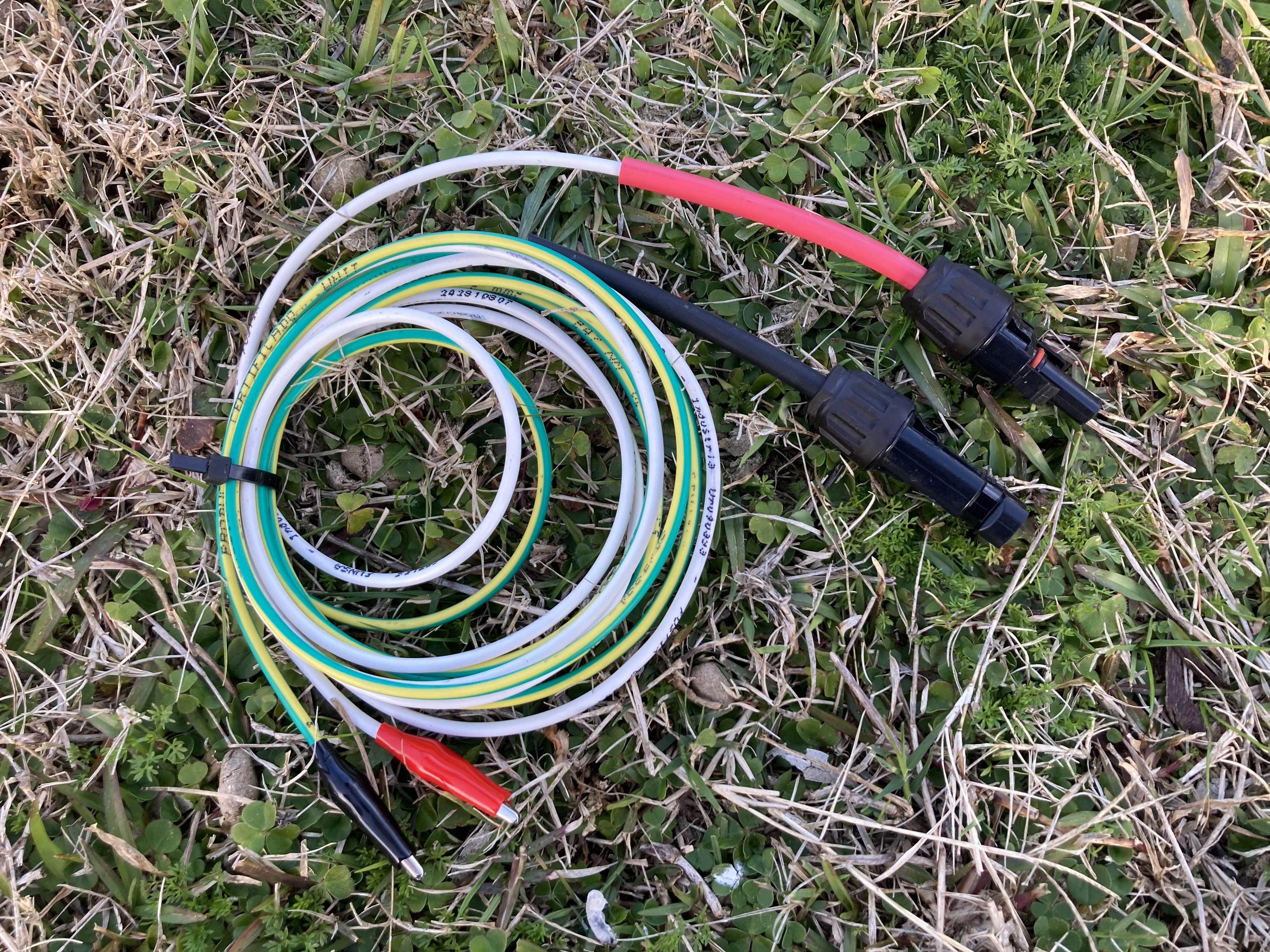 Par de cables de salida alta tensión 