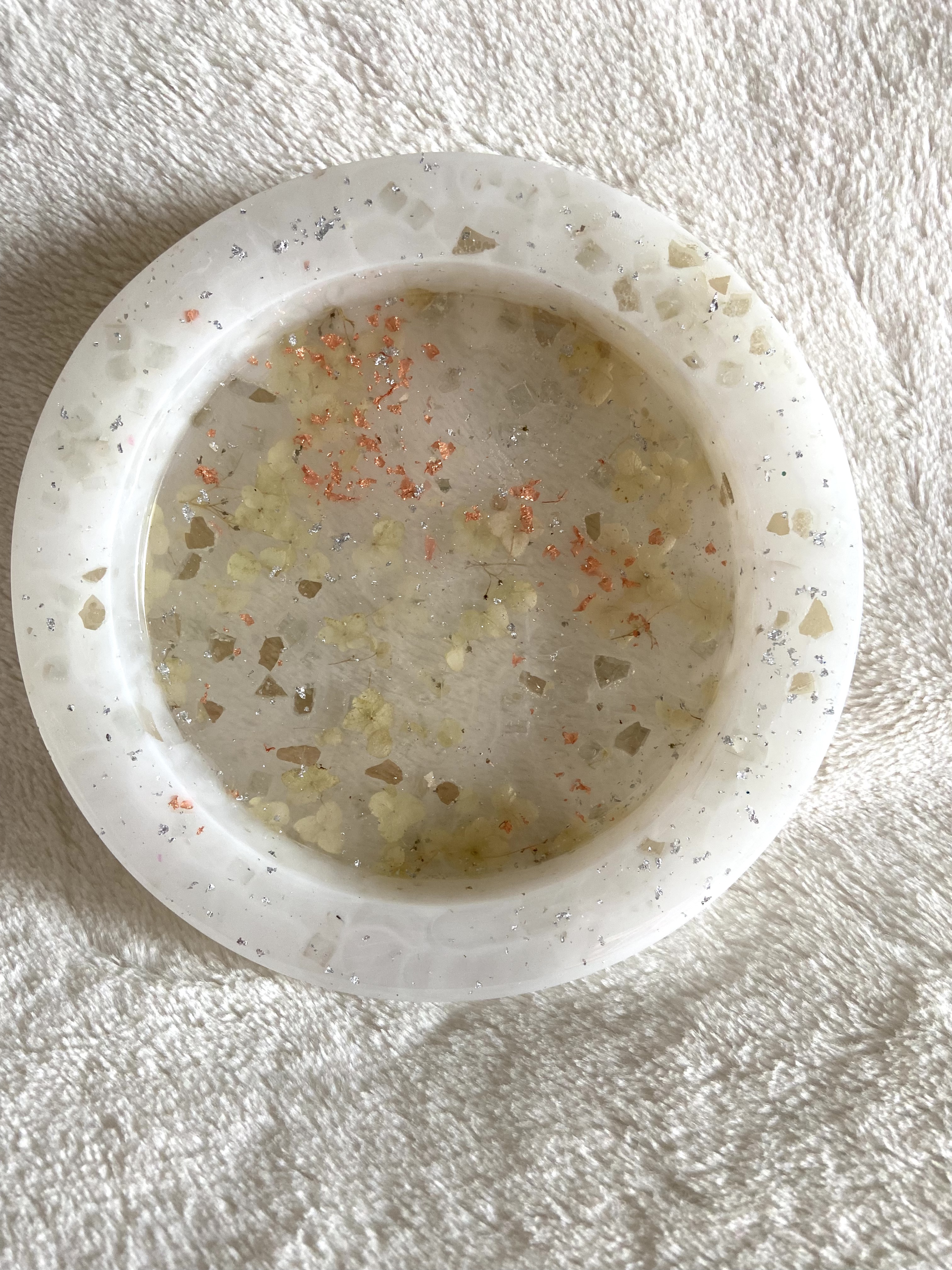 Decorative Resin Bow with real hydrangeas, mirrors and copper flakes
