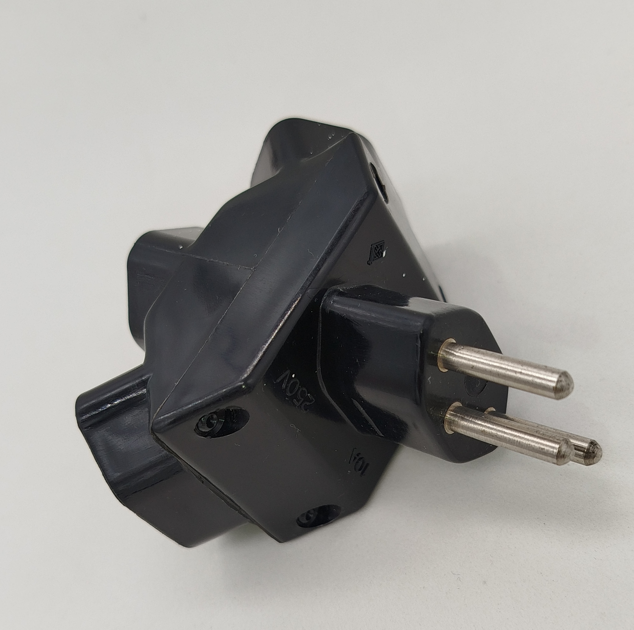 Adaptateur électrique noir